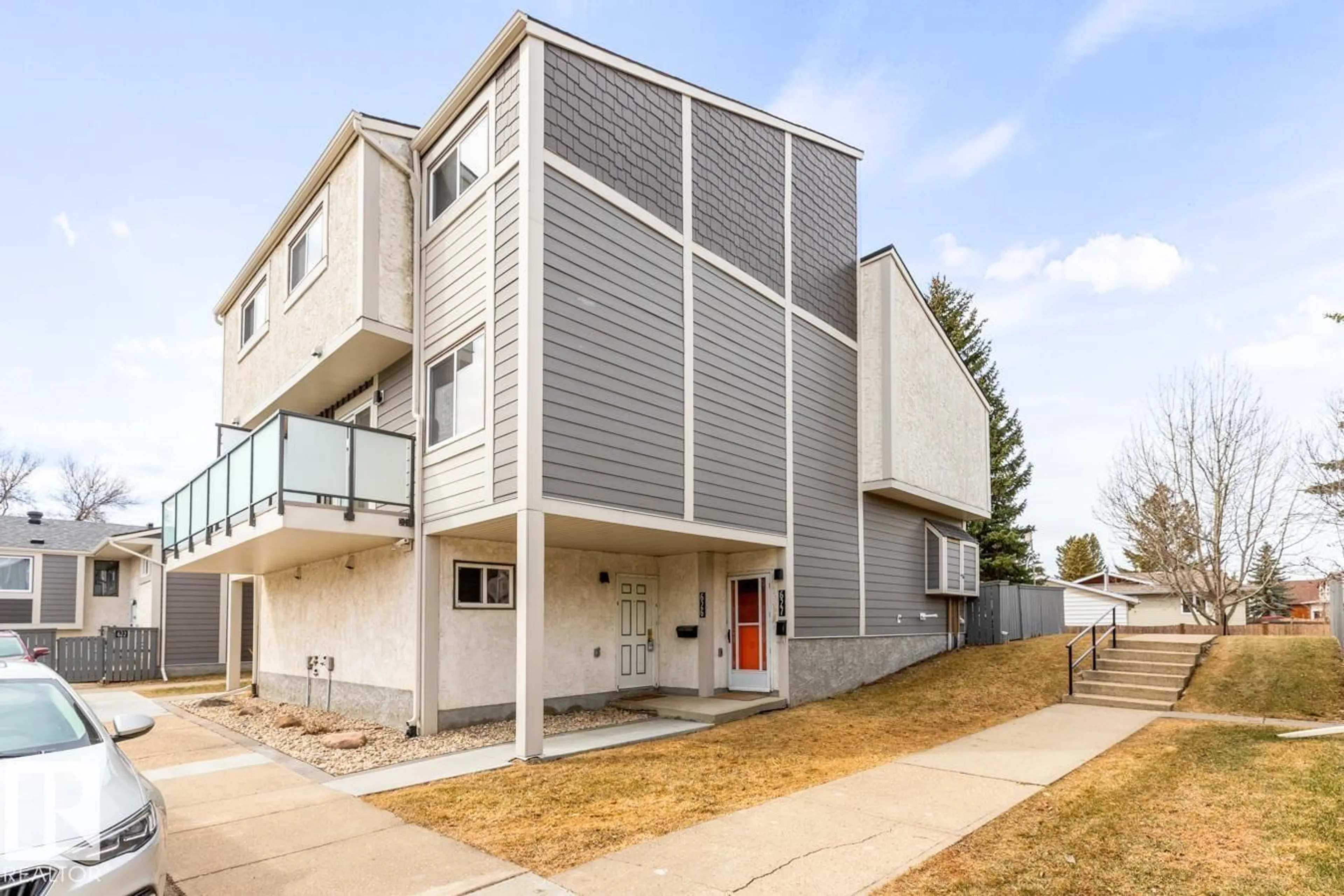 Home with vinyl exterior material, unknown for 626 WILLOW CO, Edmonton Alberta T5T2K7