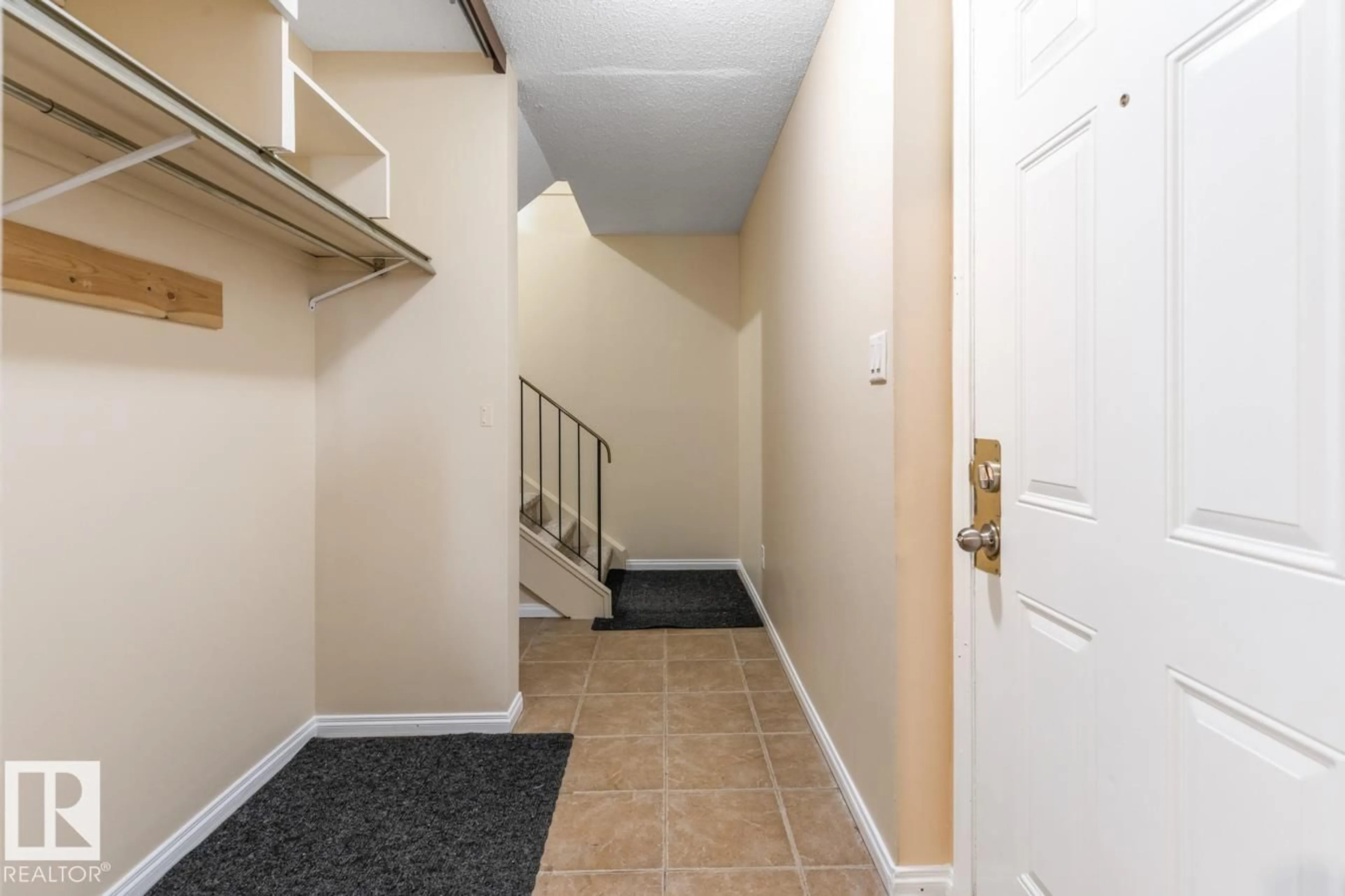 Indoor entryway for 626 WILLOW CO, Edmonton Alberta T5T2K7