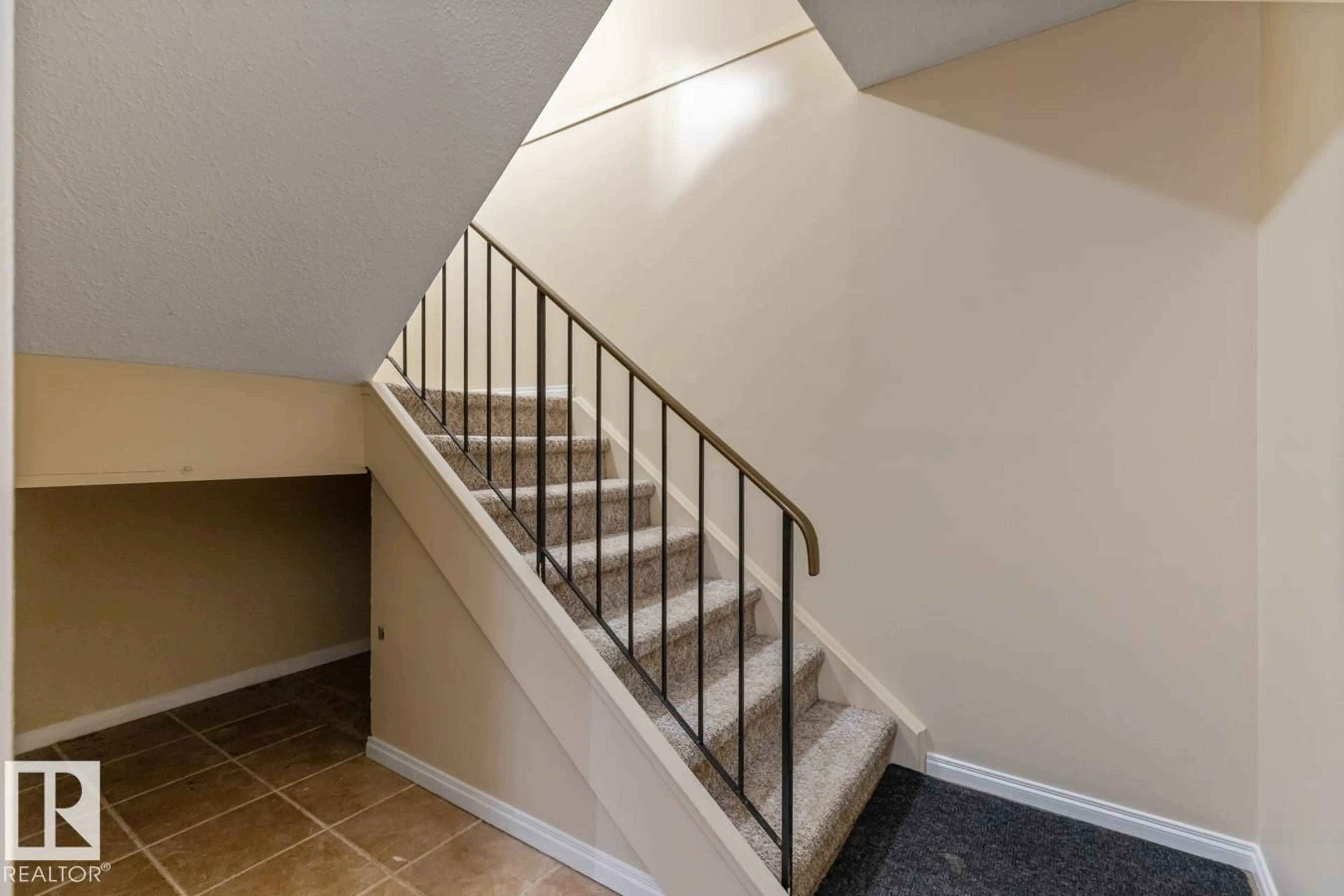 Stairs for 626 WILLOW CO, Edmonton Alberta T5T2K7