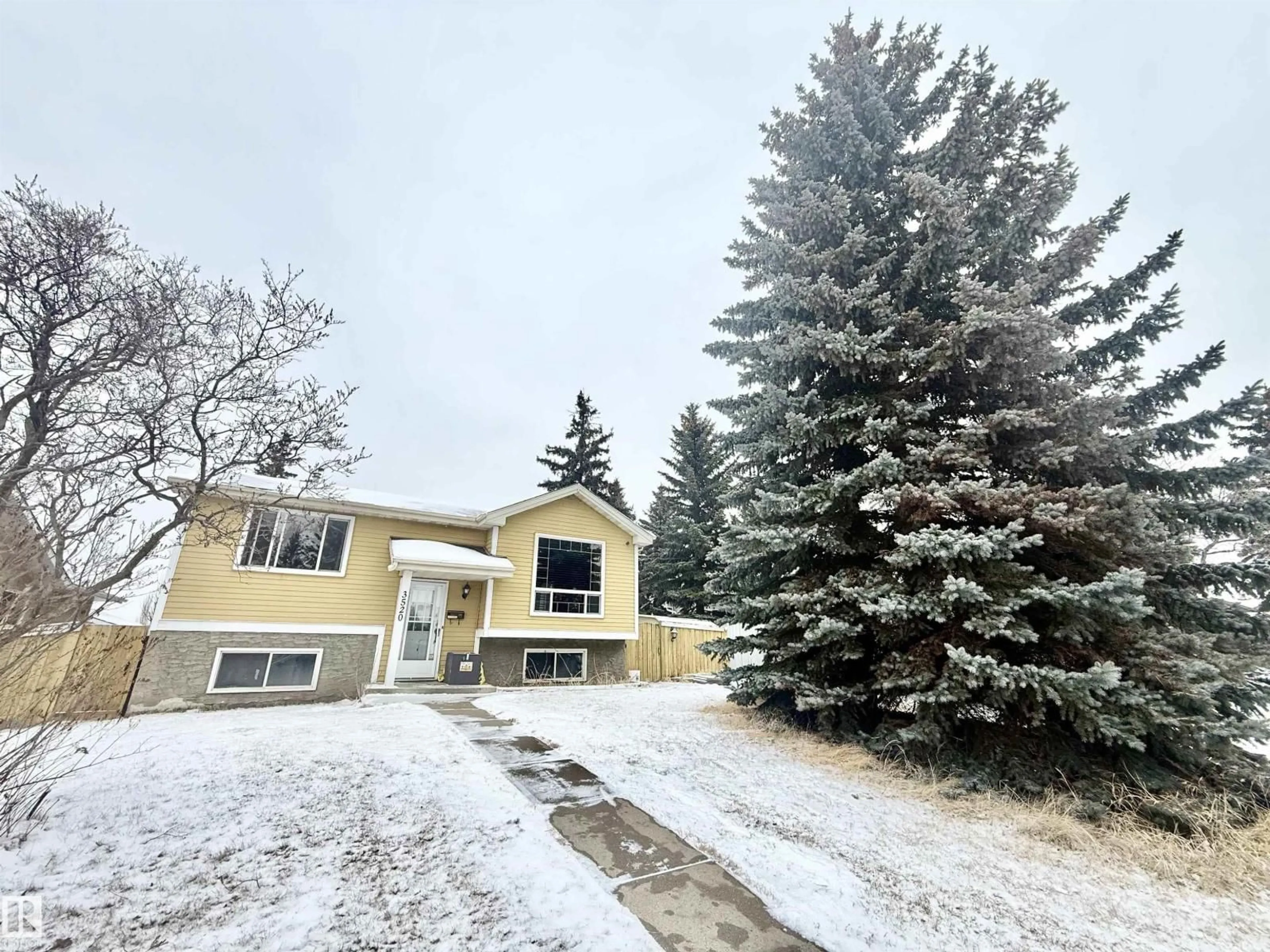 A pic from outside/outdoor area/front of a property/back of a property/a pic from drone, street for NW - 3520 17B AV, Edmonton Alberta T6L2P3