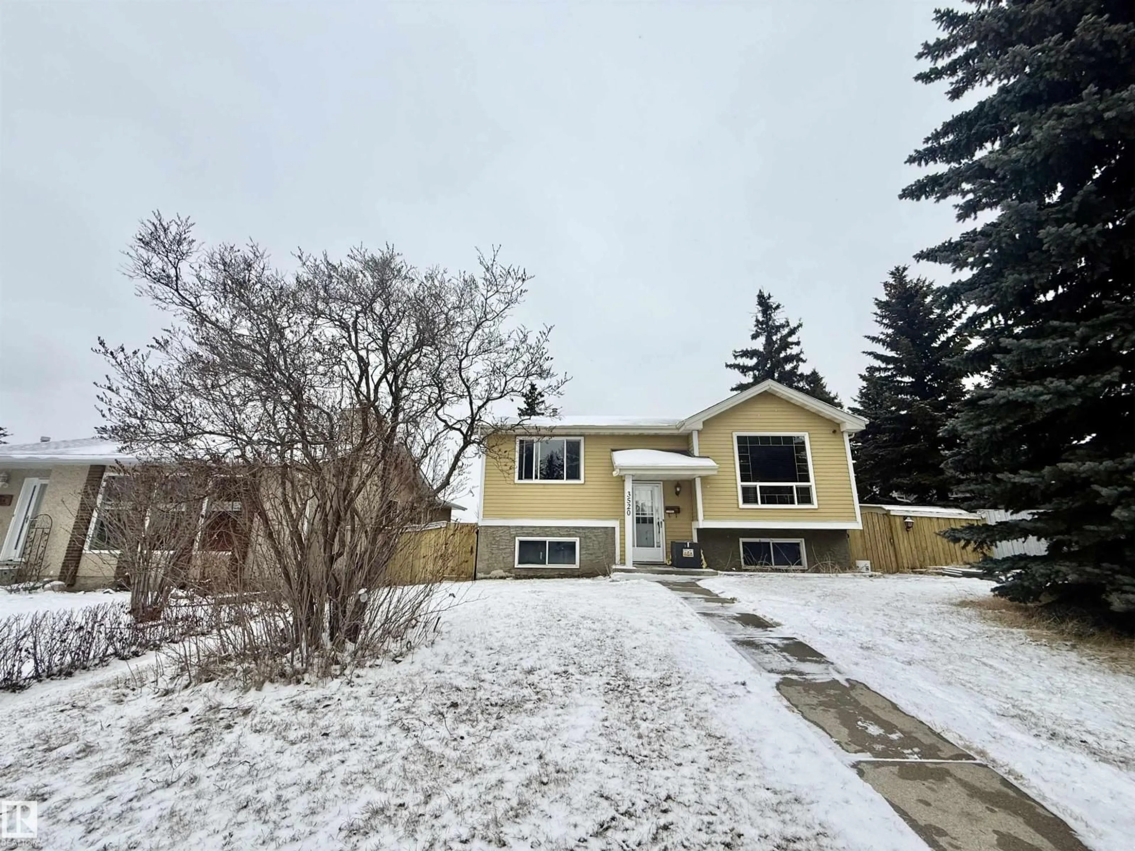 A pic from outside/outdoor area/front of a property/back of a property/a pic from drone, street for NW - 3520 17B AV, Edmonton Alberta T6L2P3