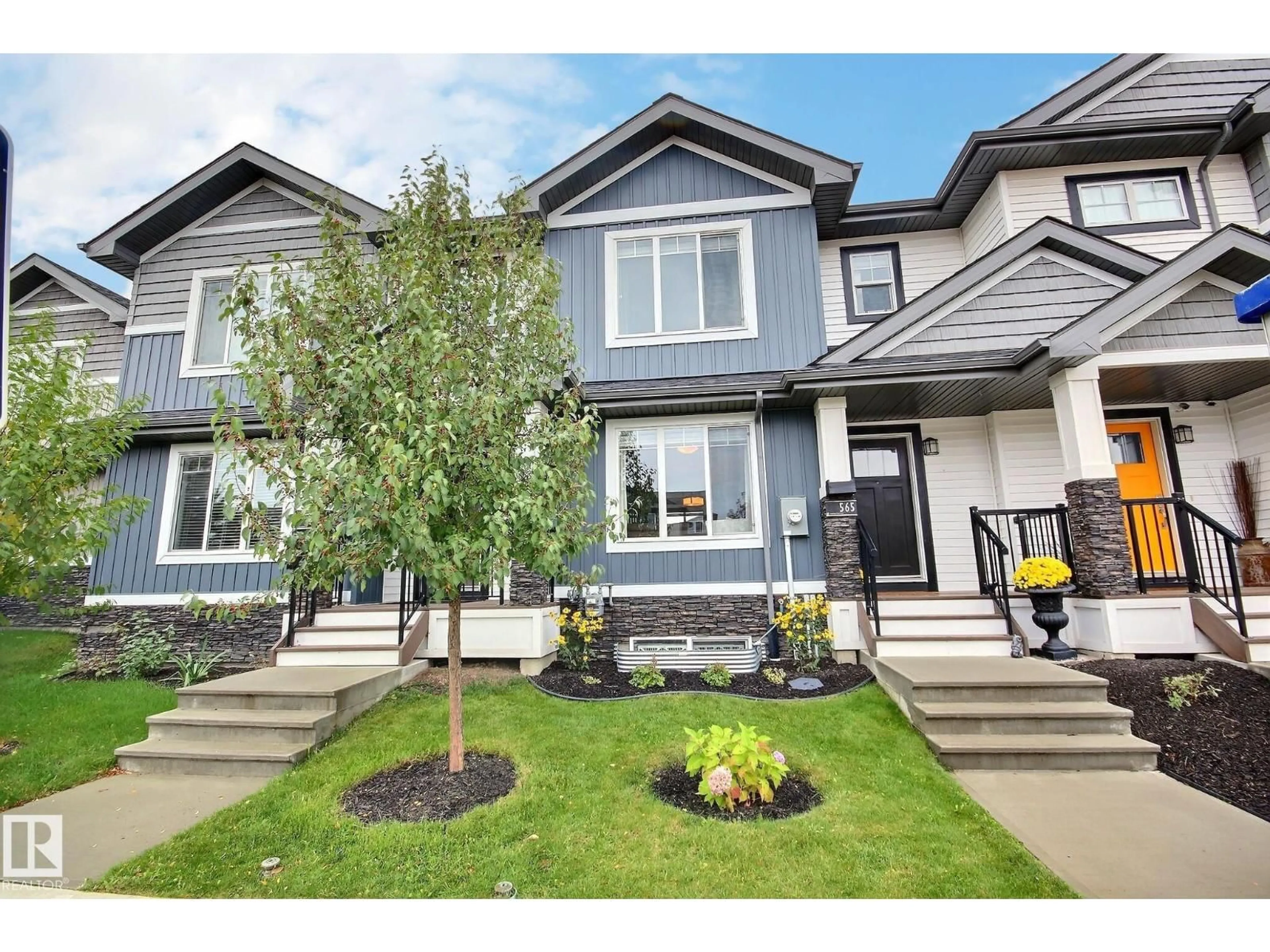 Home with vinyl exterior material, street for 565 CHAPPELLE DR, Edmonton Alberta T6W2B5