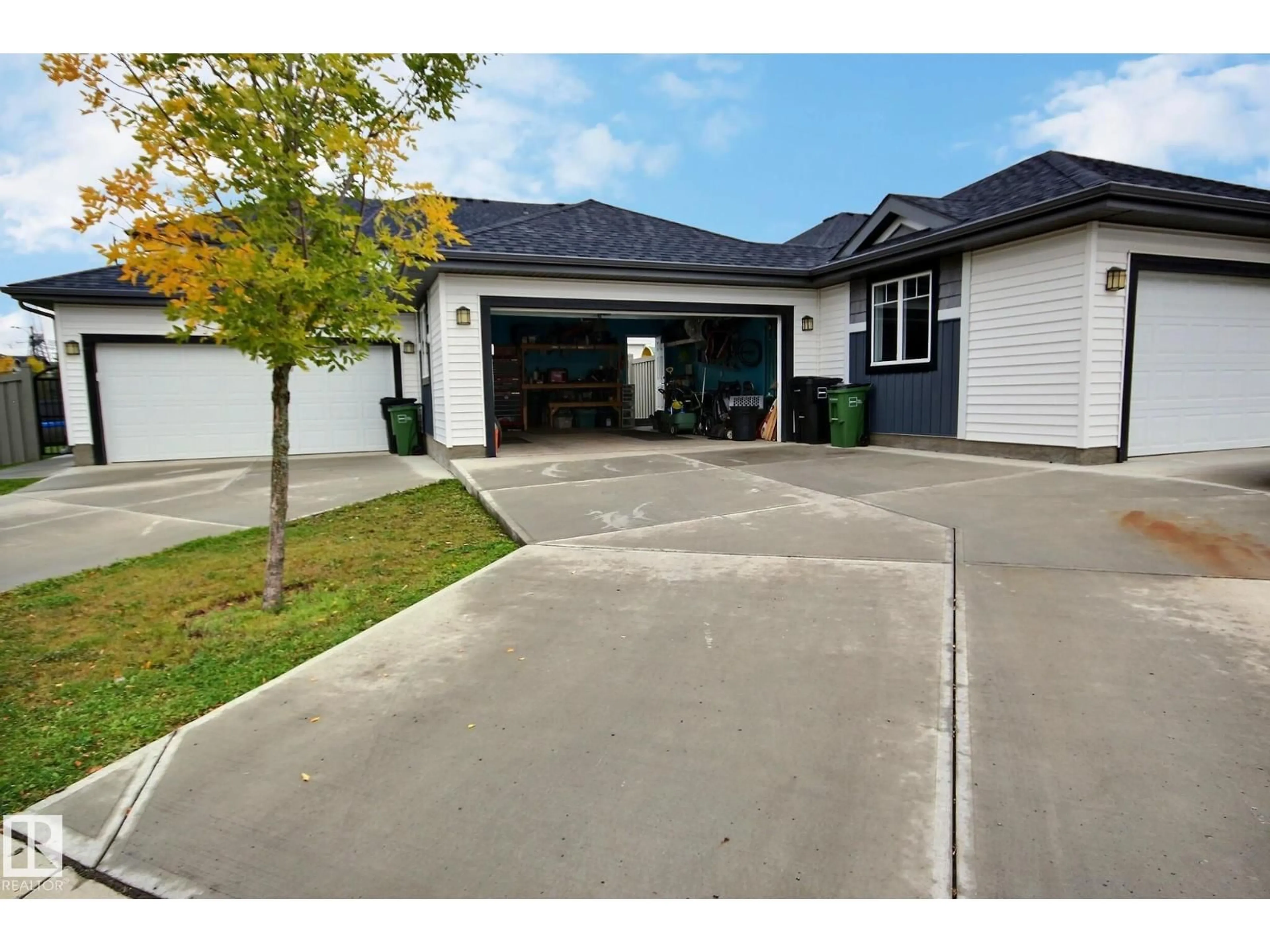 Indoor garage for 565 CHAPPELLE DR, Edmonton Alberta T6W2B5