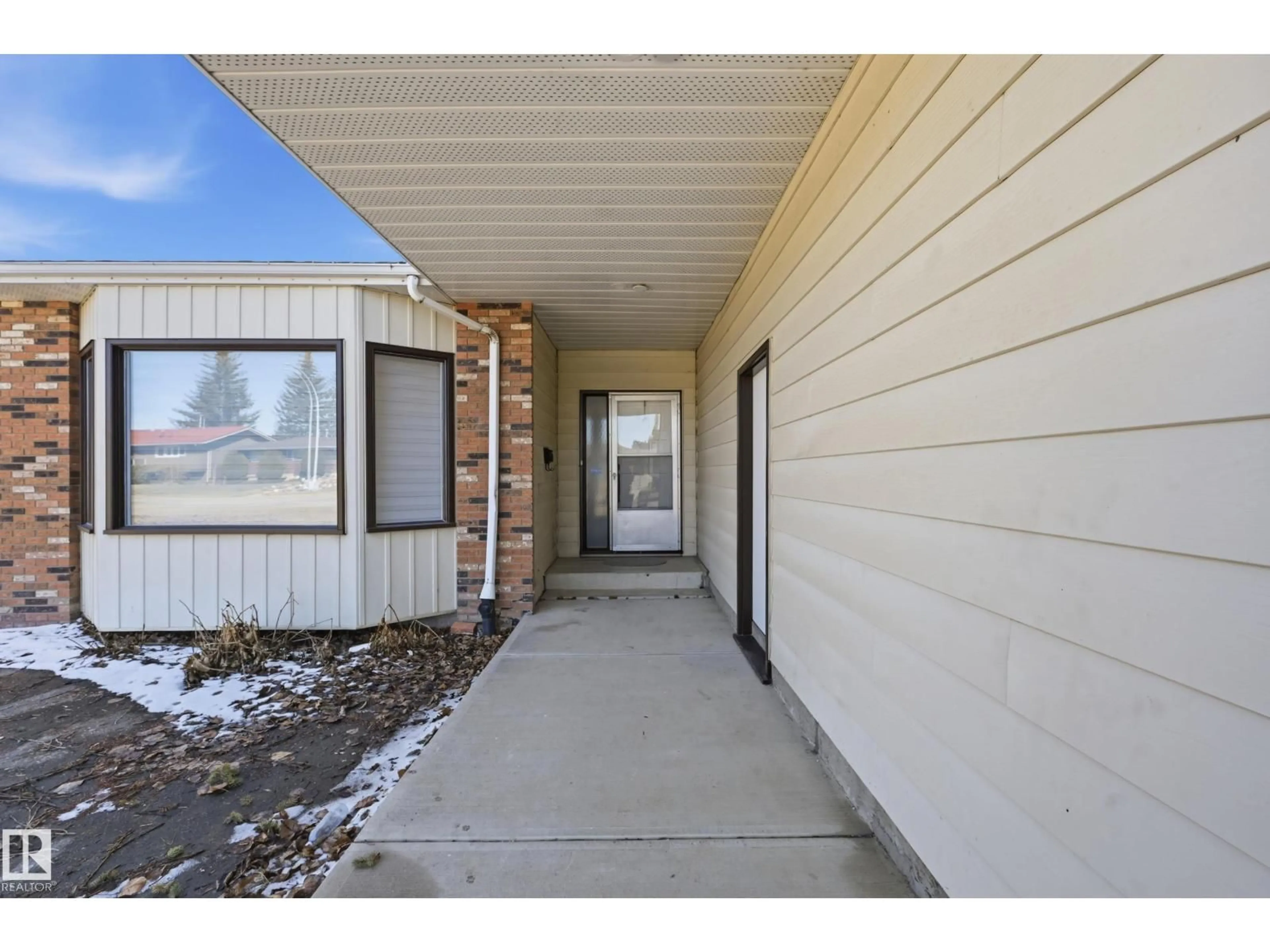 Indoor entryway for 6907 19 AV, Edmonton Alberta T6K2G7