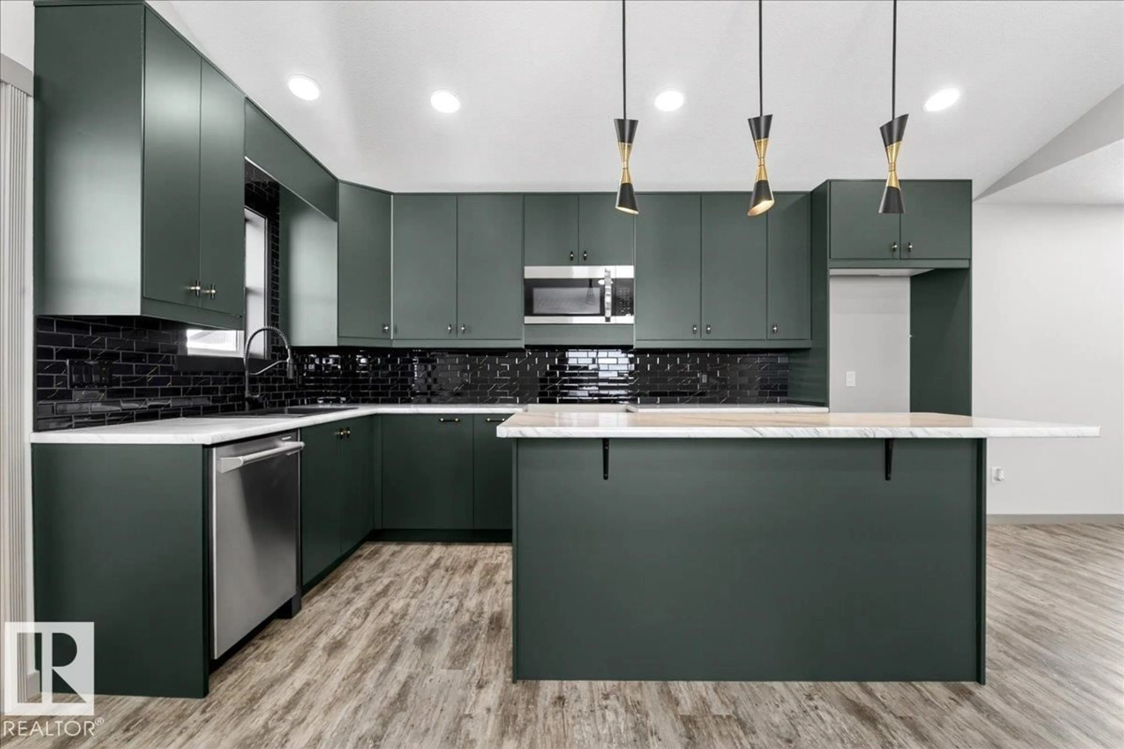 Contemporary kitchen, unknown for 27 WHITETAIL CV, Mundare Alberta T0B3H0