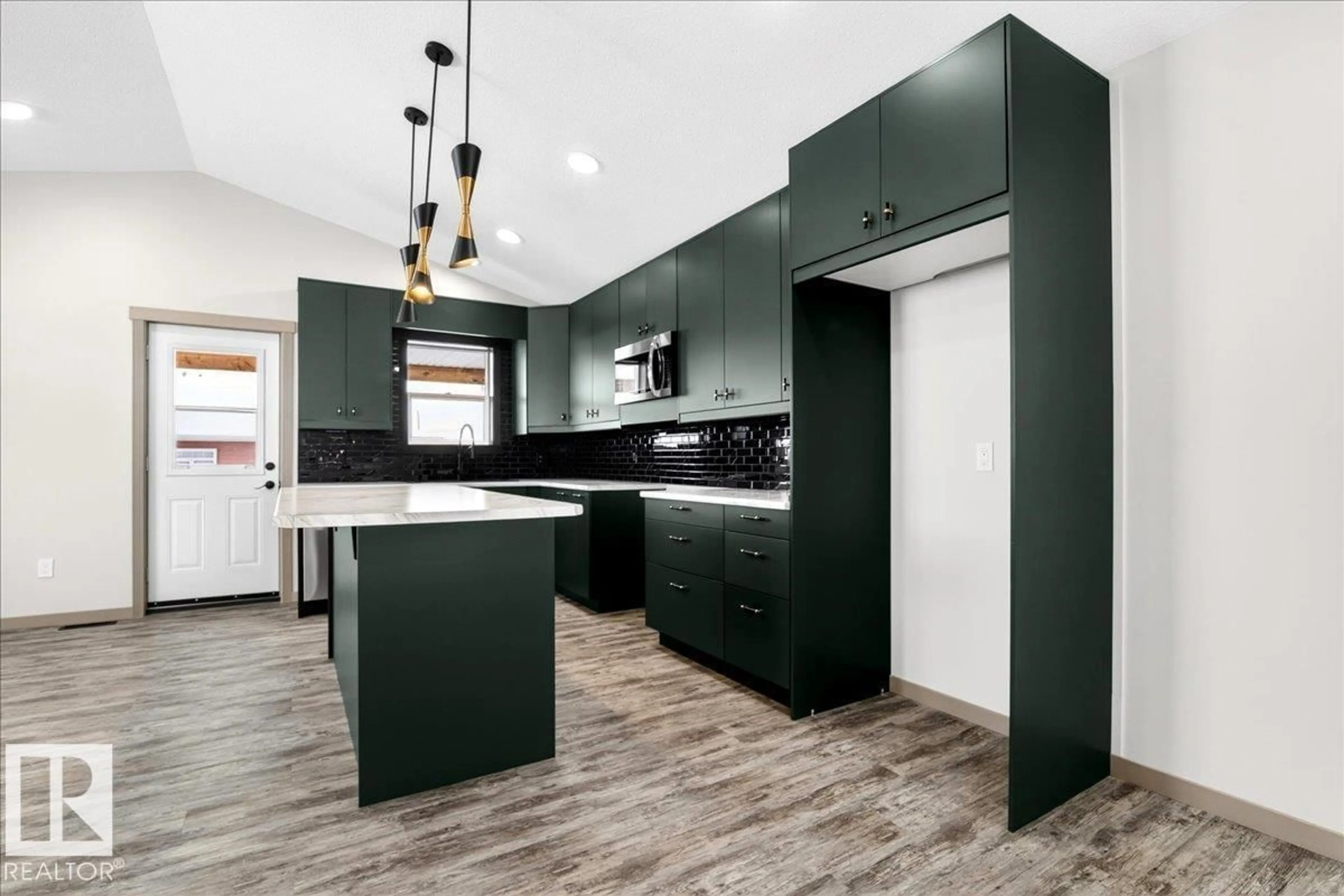Contemporary kitchen, unknown for 27 WHITETAIL CV, Mundare Alberta T0B3H0