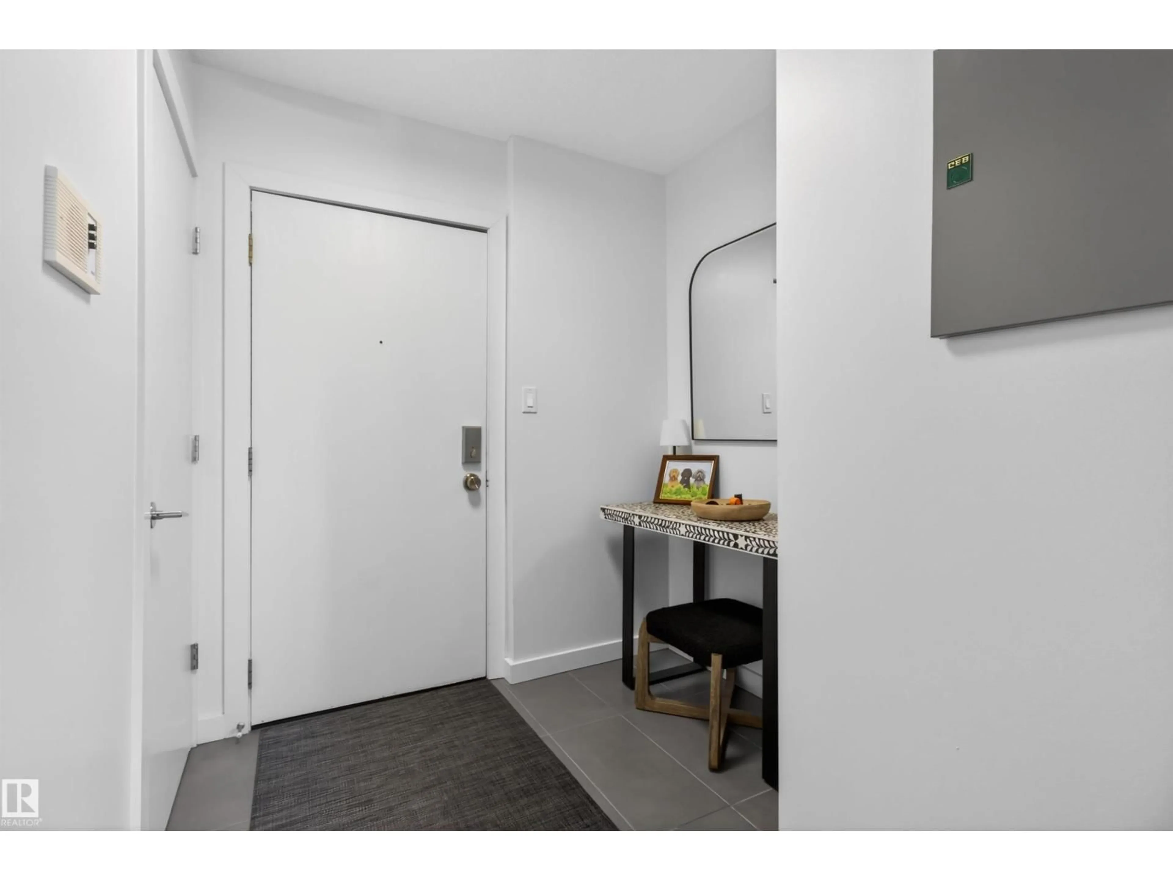 Indoor entryway for 305 - 10026 112 ST, Edmonton Alberta T5K1L9
