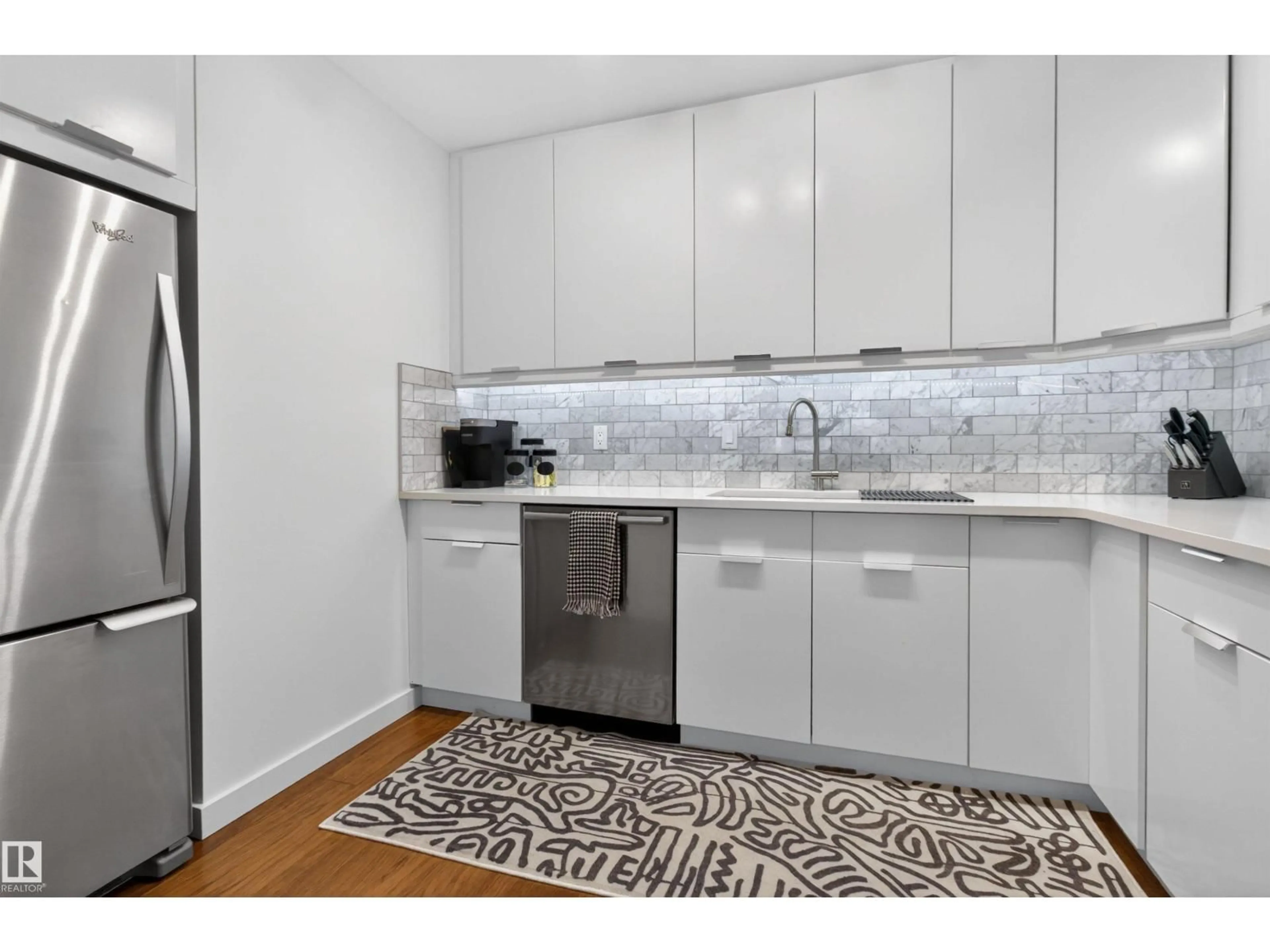 Standard kitchen, unknown for 305 - 10026 112 ST, Edmonton Alberta T5K1L9