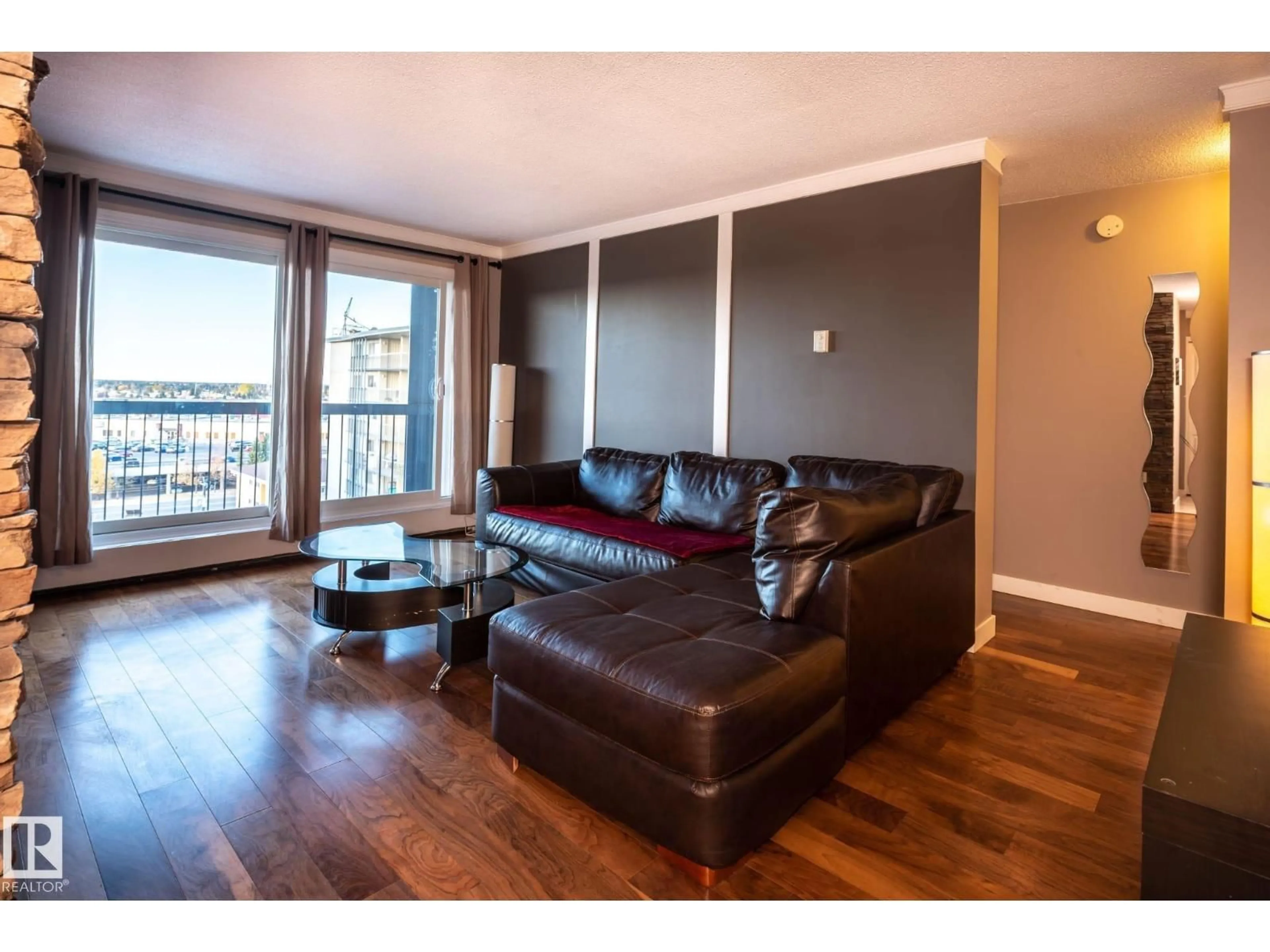 Living room with furniture, wood/laminate floor for NW - 86 13435 97 ST, Edmonton Alberta T5H4C8