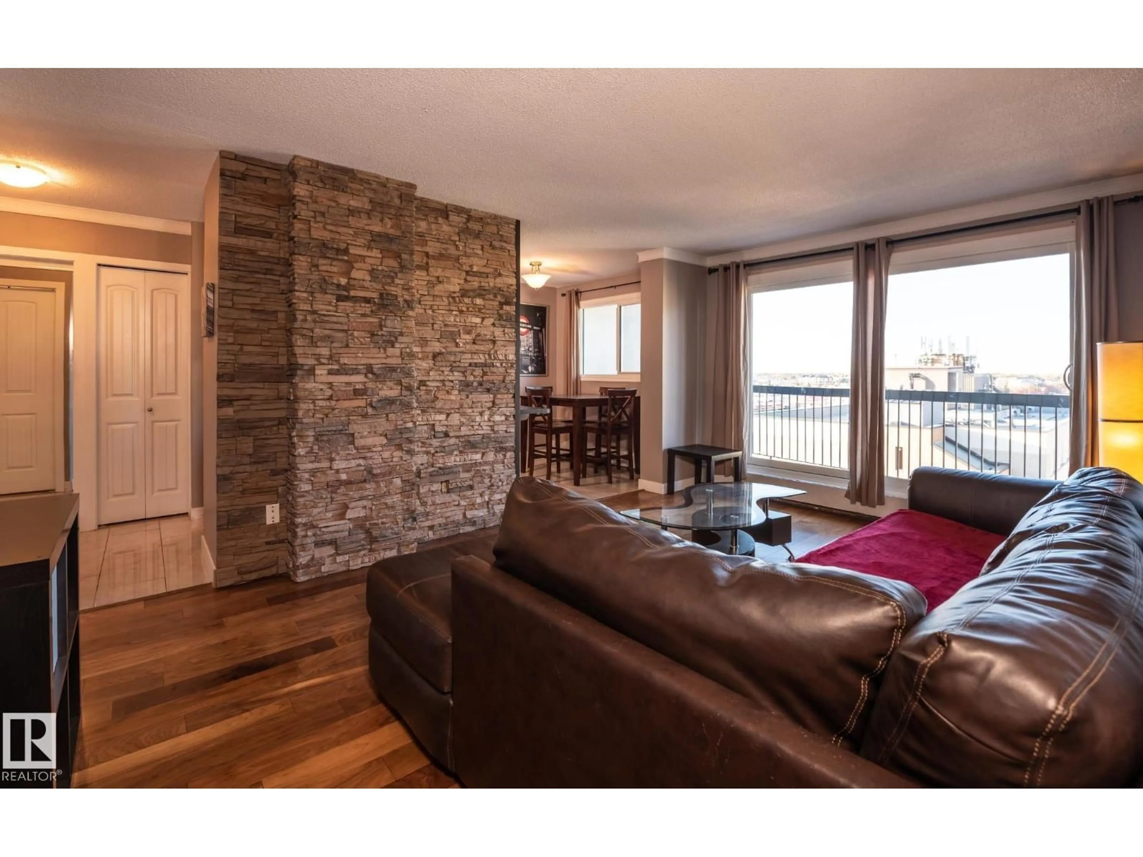 Living room with furniture, wood/laminate floor for NW - 86 13435 97 ST, Edmonton Alberta T5H4C8