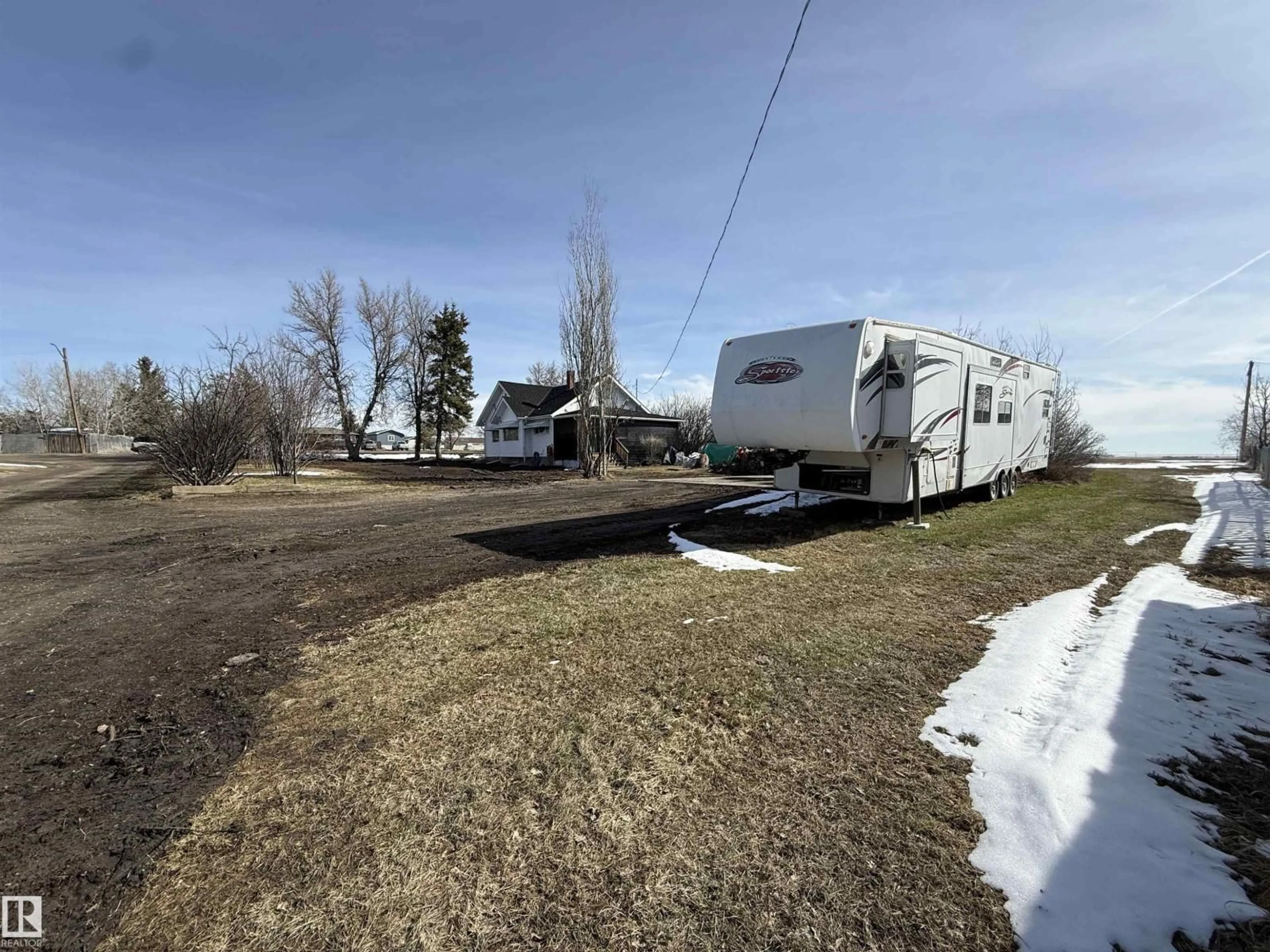 Unknown for E - 213 8 AV, Standard Alberta T0J3G0