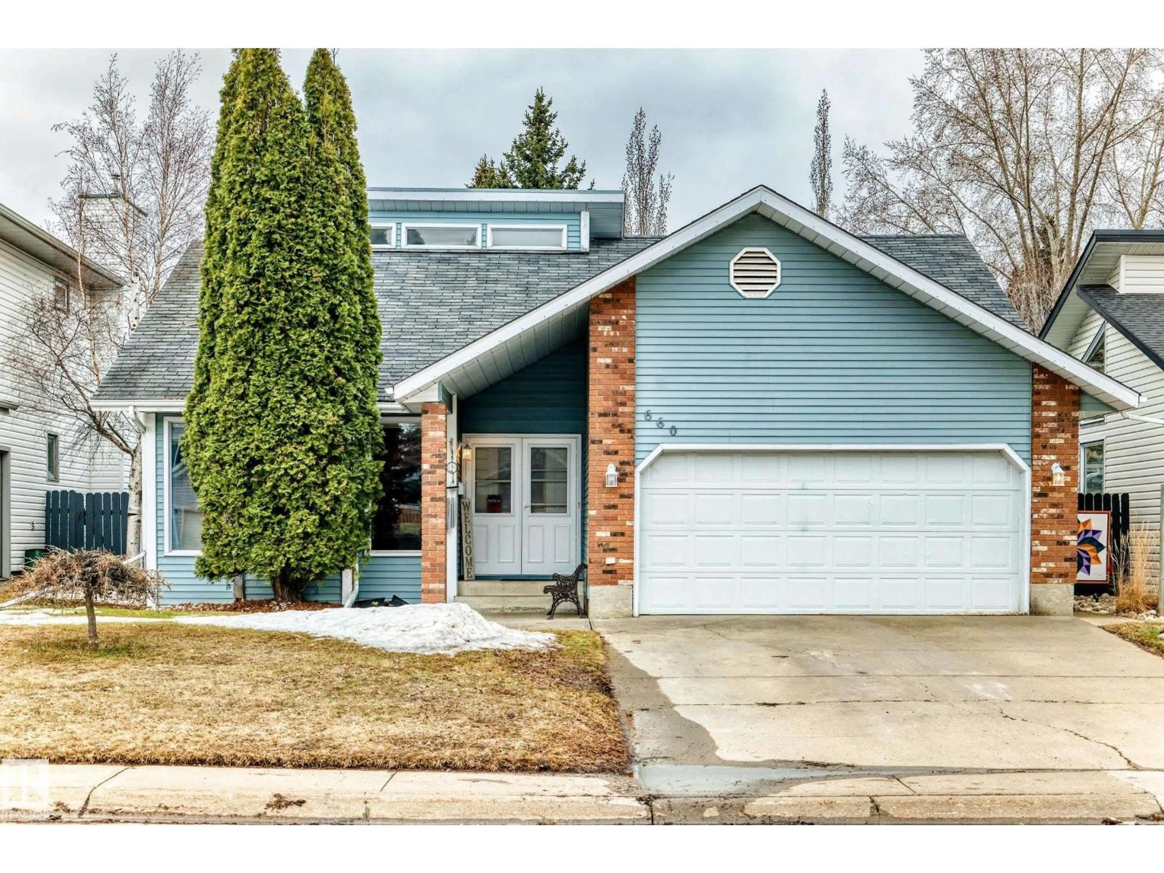 Home with vinyl exterior material, street for 660 VILLAGE DR, Sherwood Park Alberta T8A4N9