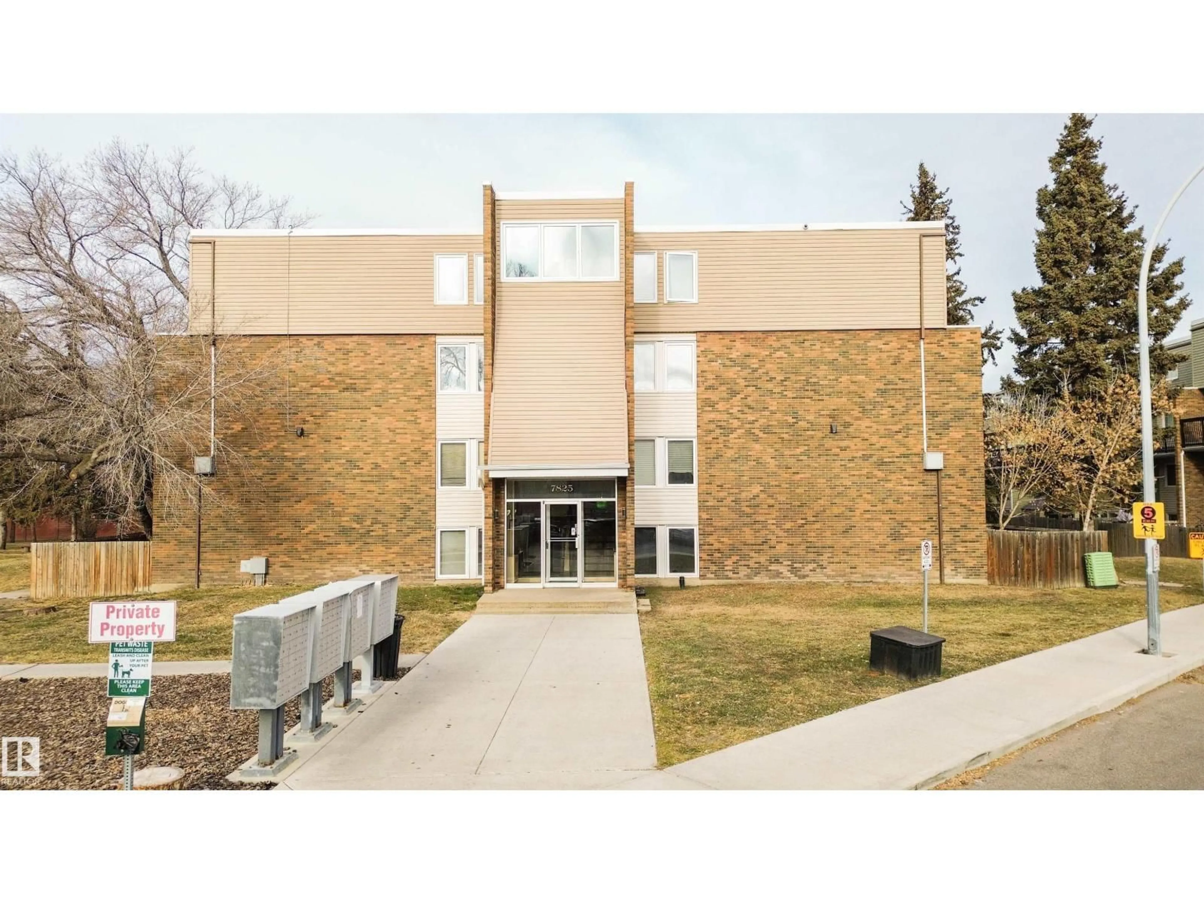 Indoor foyer for 7825 159 ST, Edmonton Alberta T5R2E1