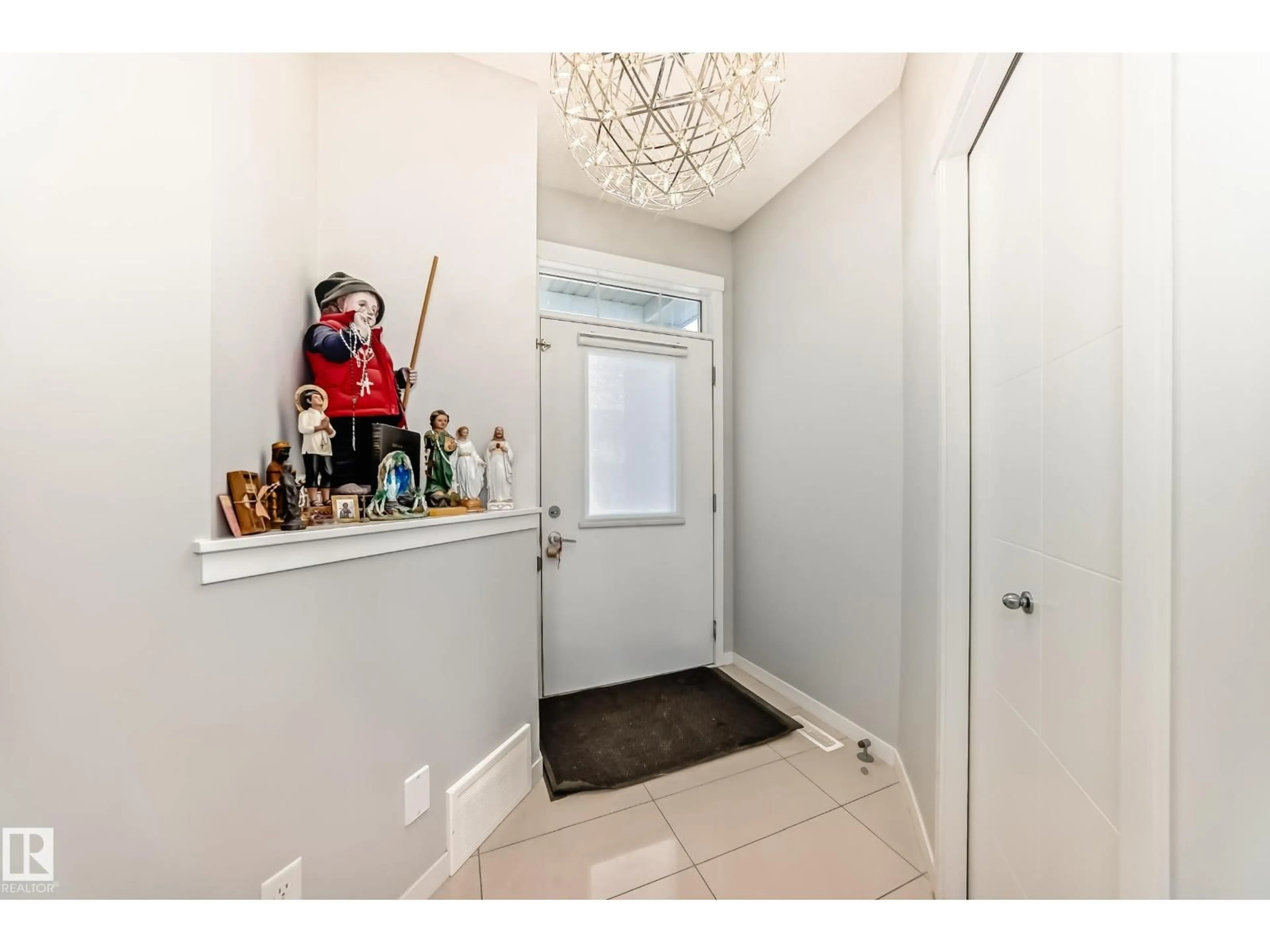 Indoor entryway for 2043 51 ST, Edmonton Alberta T6X1Z8