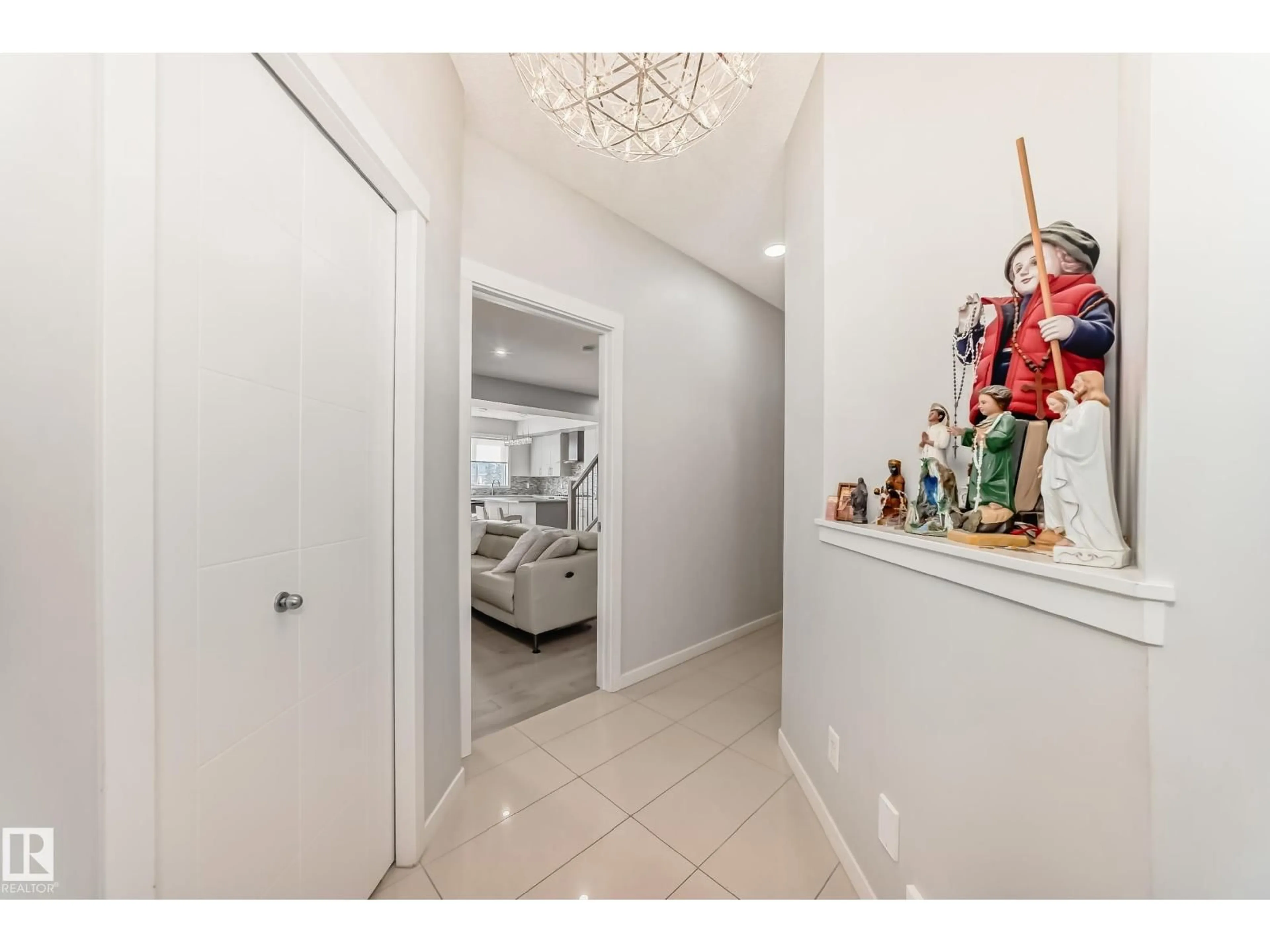 Indoor entryway for 2043 51 ST, Edmonton Alberta T6X1Z8