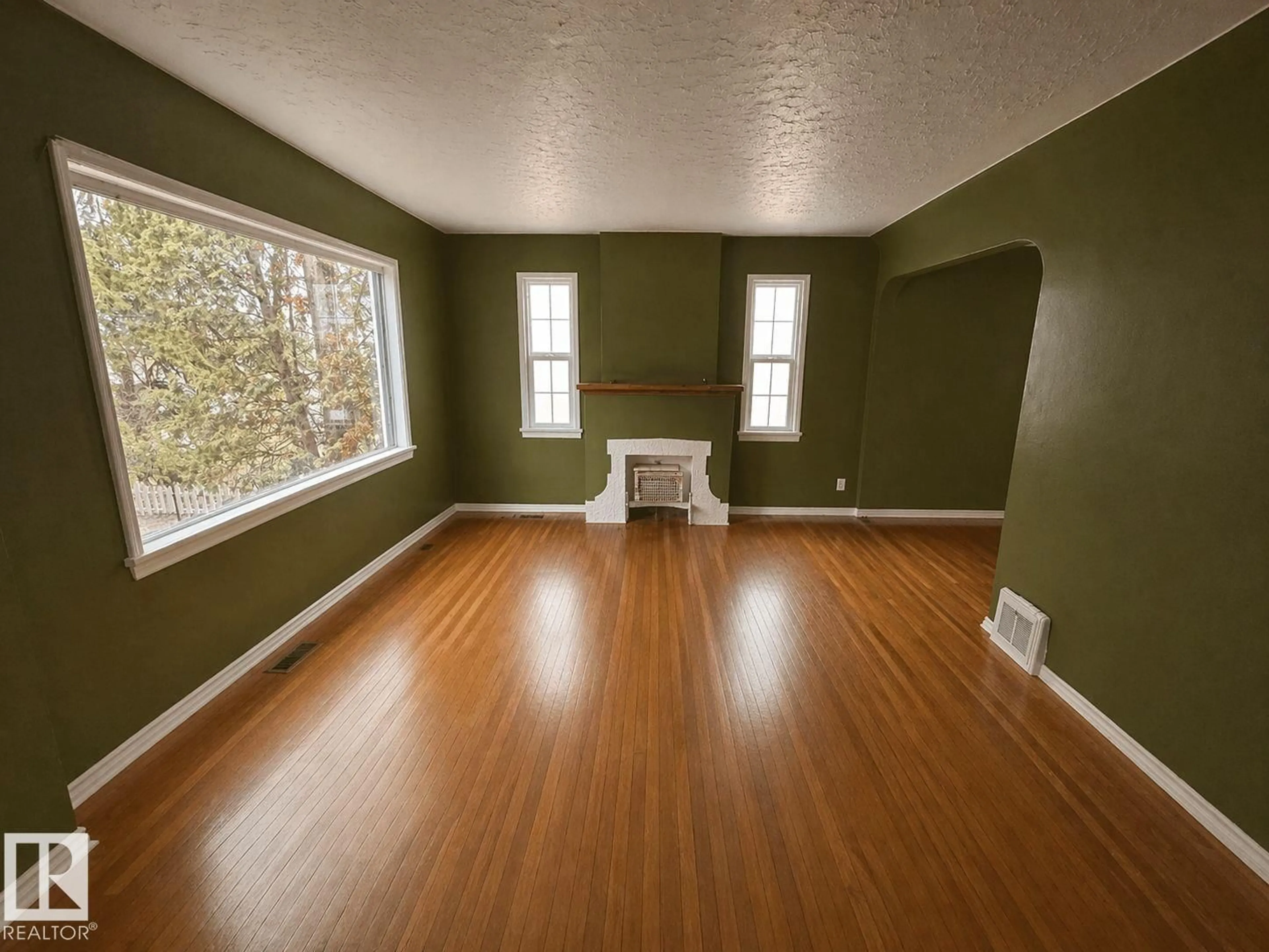 A pic of a room for 11242 56 ST, Edmonton Alberta T5W3S2