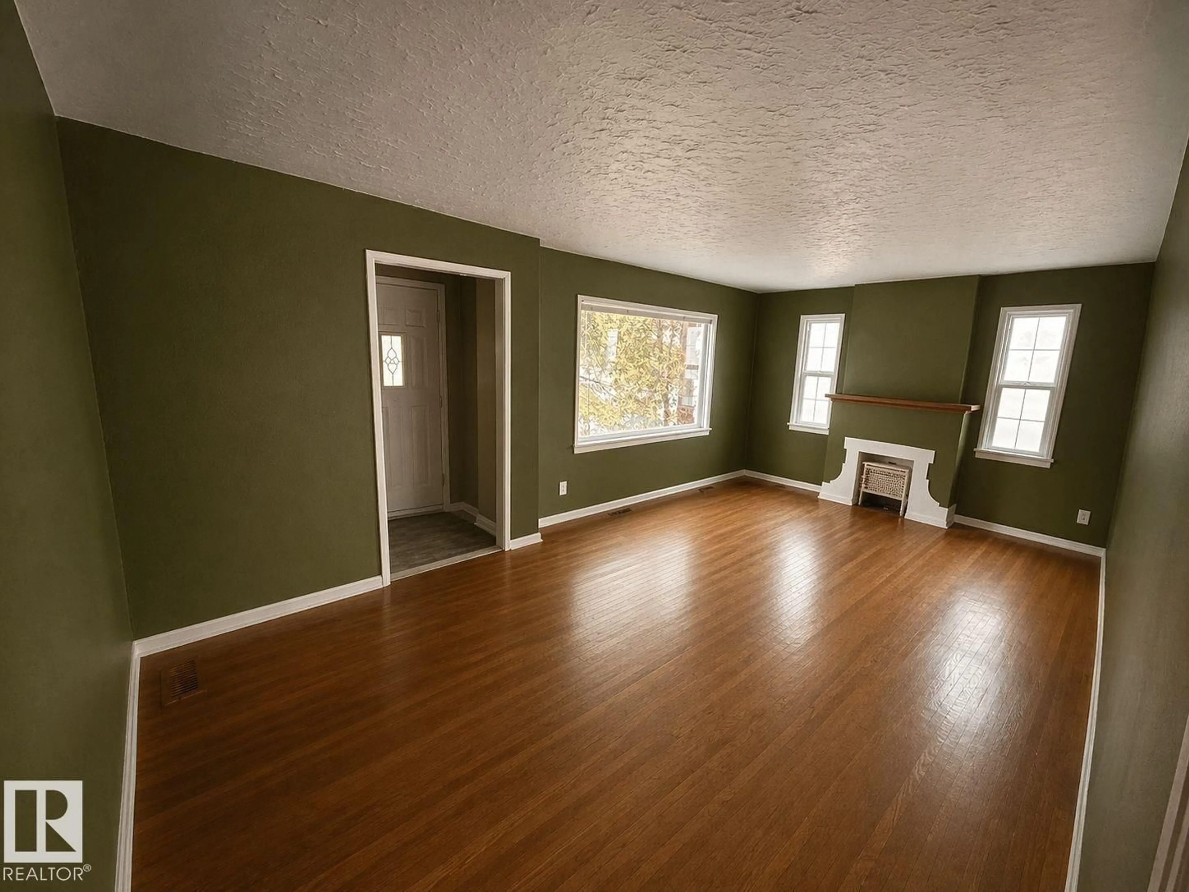 A pic of a room for 11242 56 ST, Edmonton Alberta T5W3S2