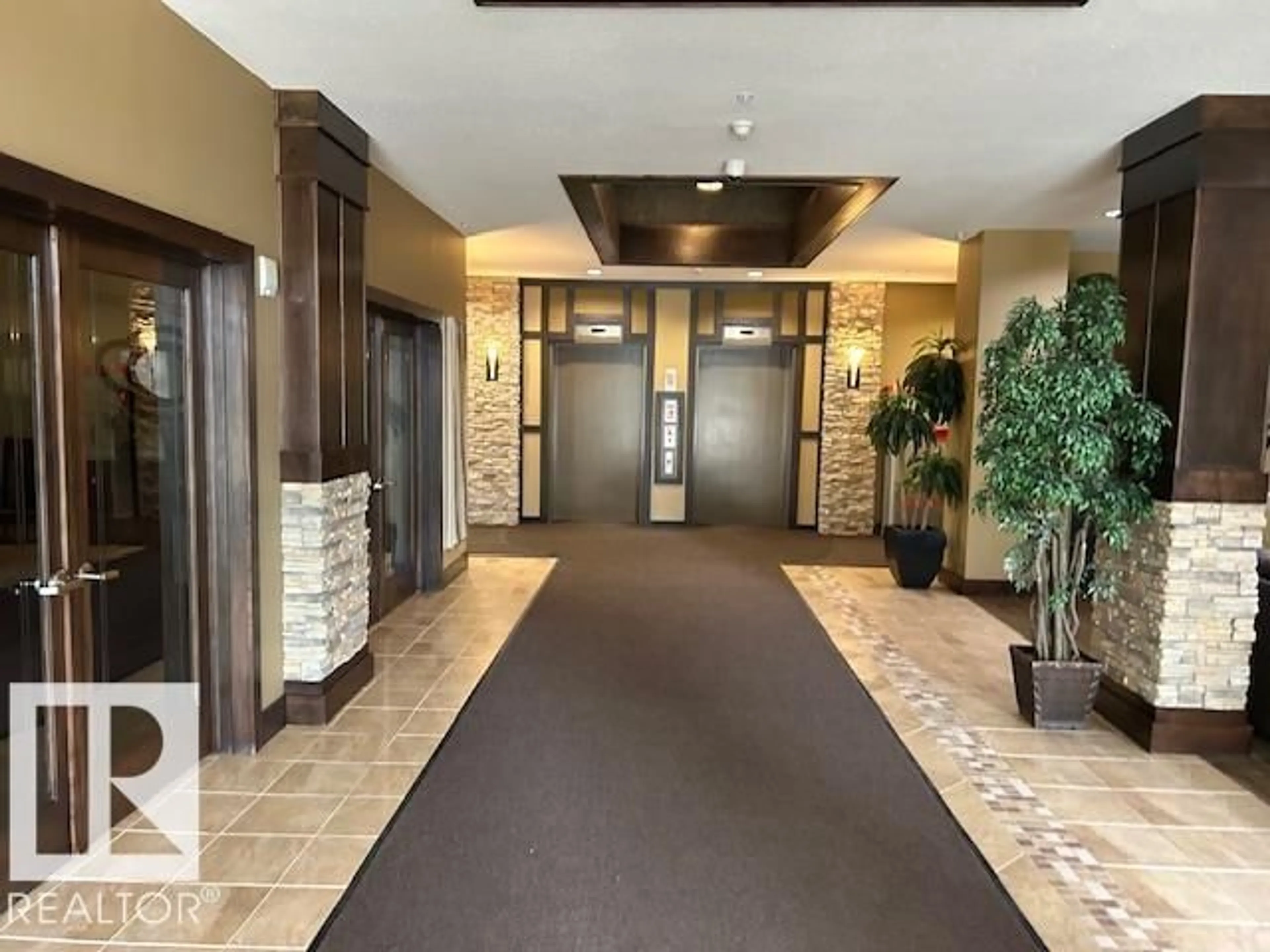Indoor foyer for 710 10303 111 ST NW, Edmonton Alberta T5K0C6