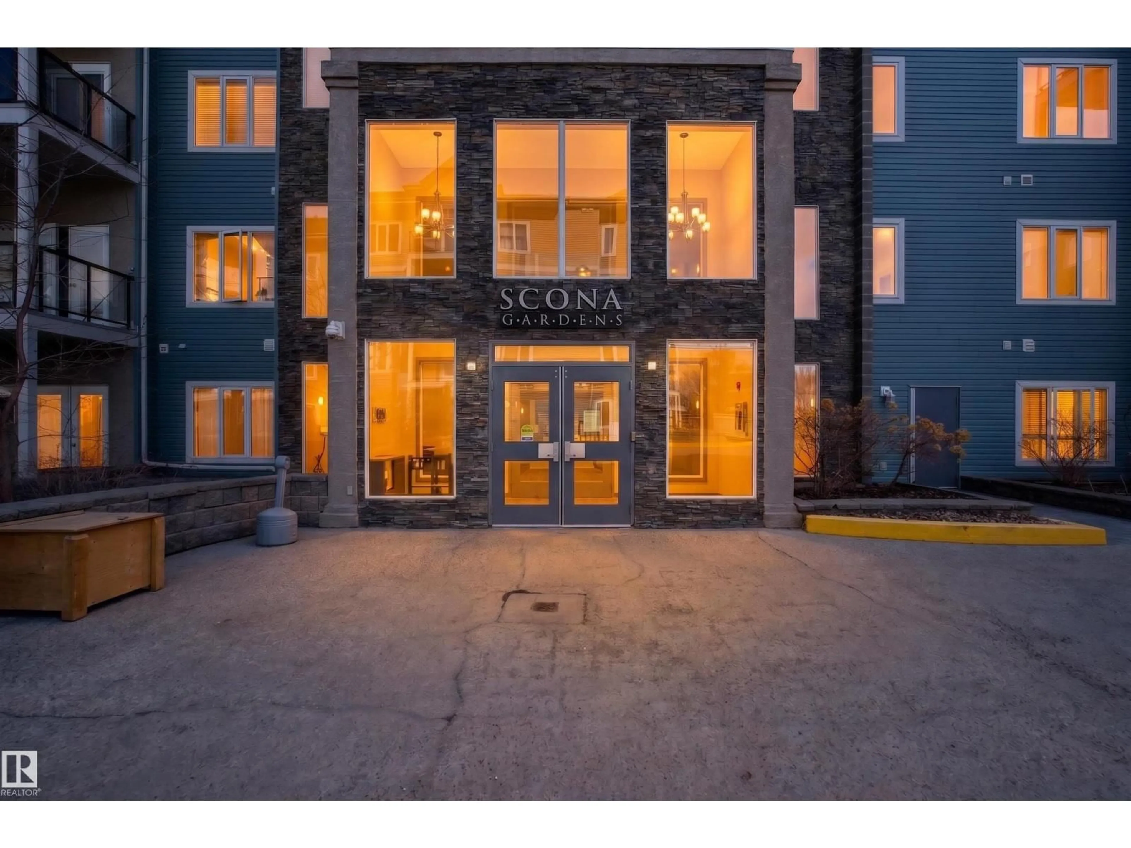 Indoor foyer for #104 - 10121 80 AV, Edmonton Alberta T6E0B9