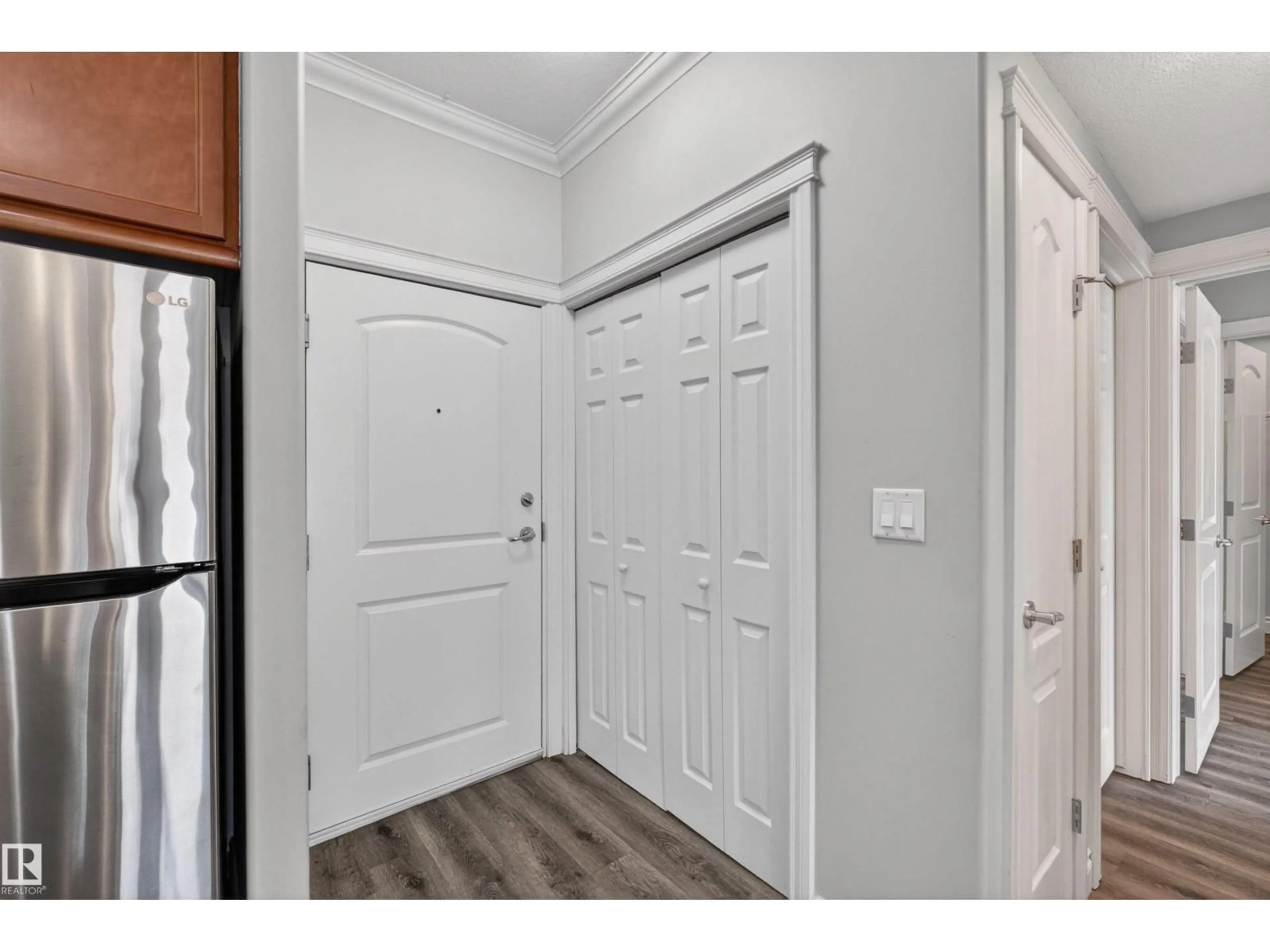 Indoor entryway for #104 - 10121 80 AV, Edmonton Alberta T6E0B9