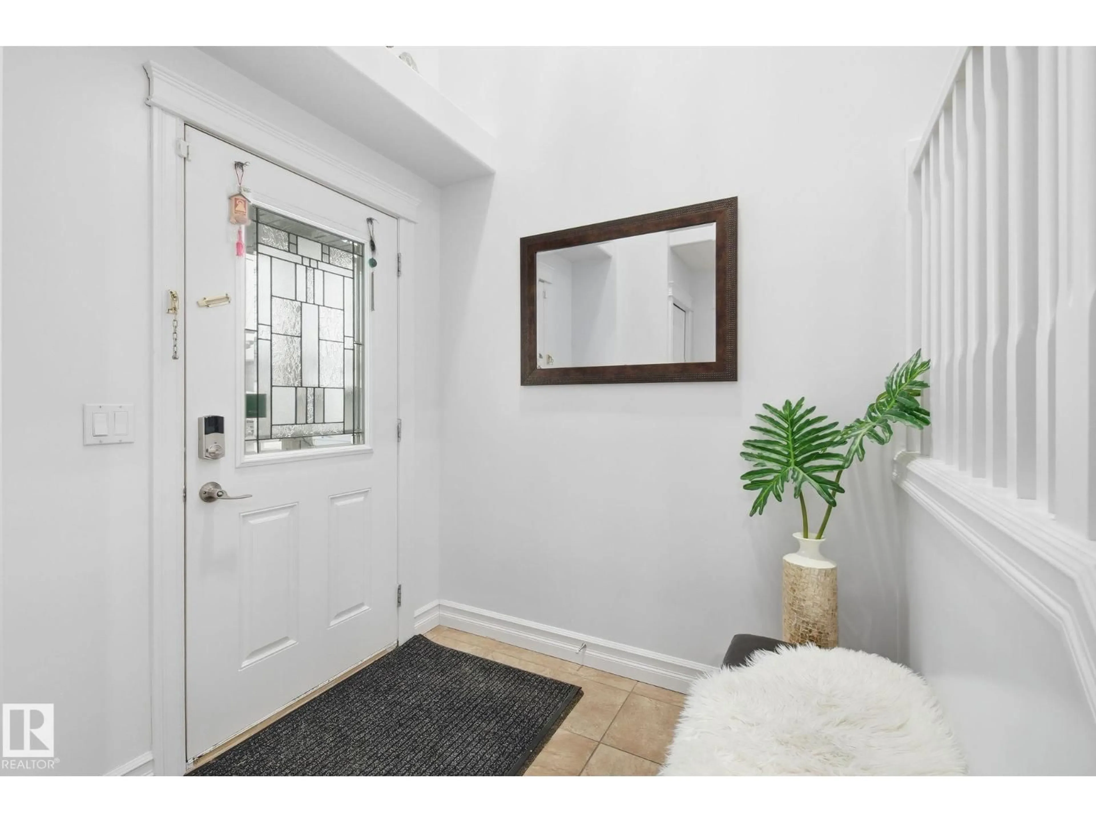 Indoor entryway for 3016 24 AVE NW, Edmonton Alberta T6T0G7