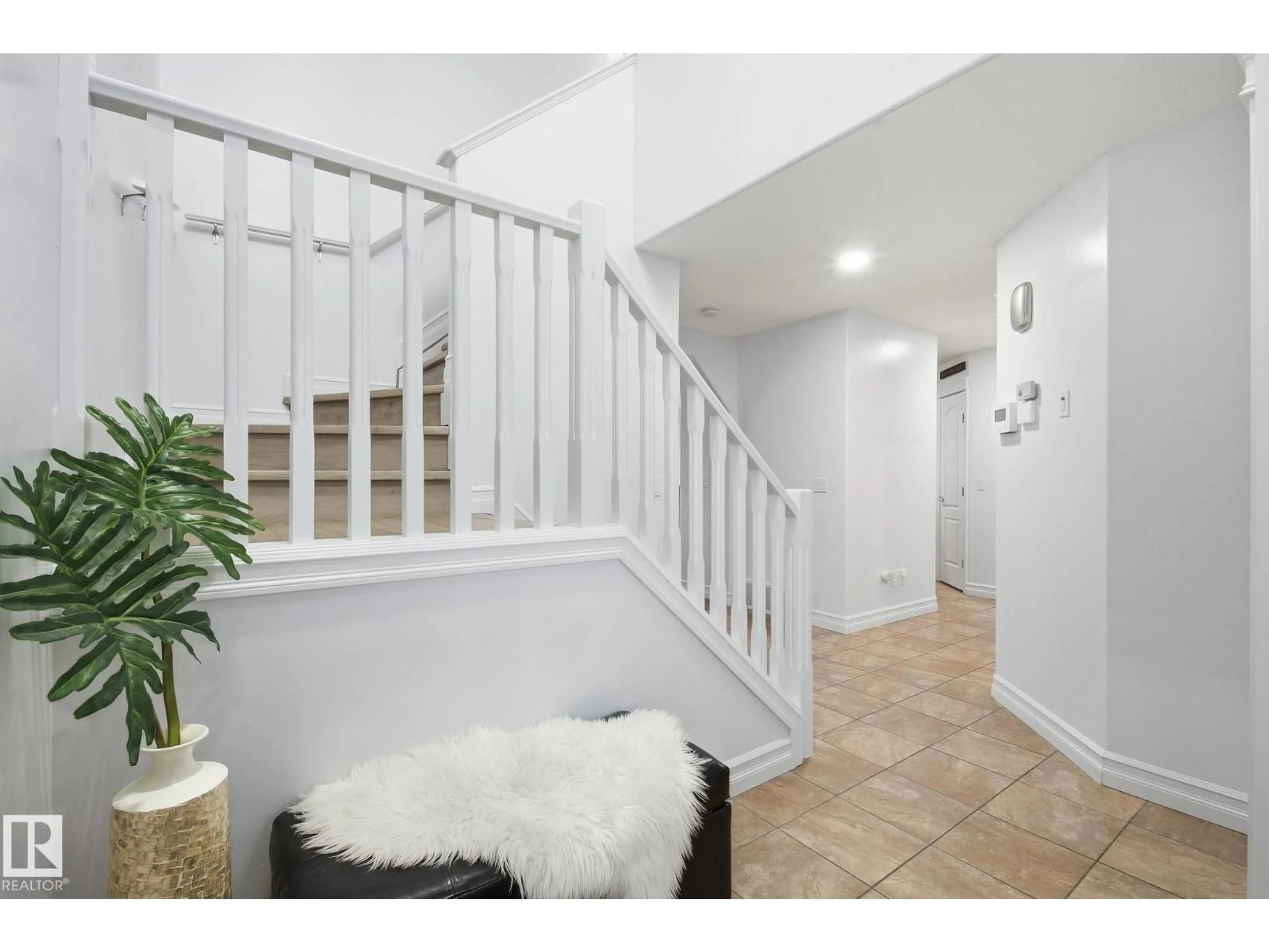 Indoor entryway for 3016 24 AVE NW, Edmonton Alberta T6T0G7