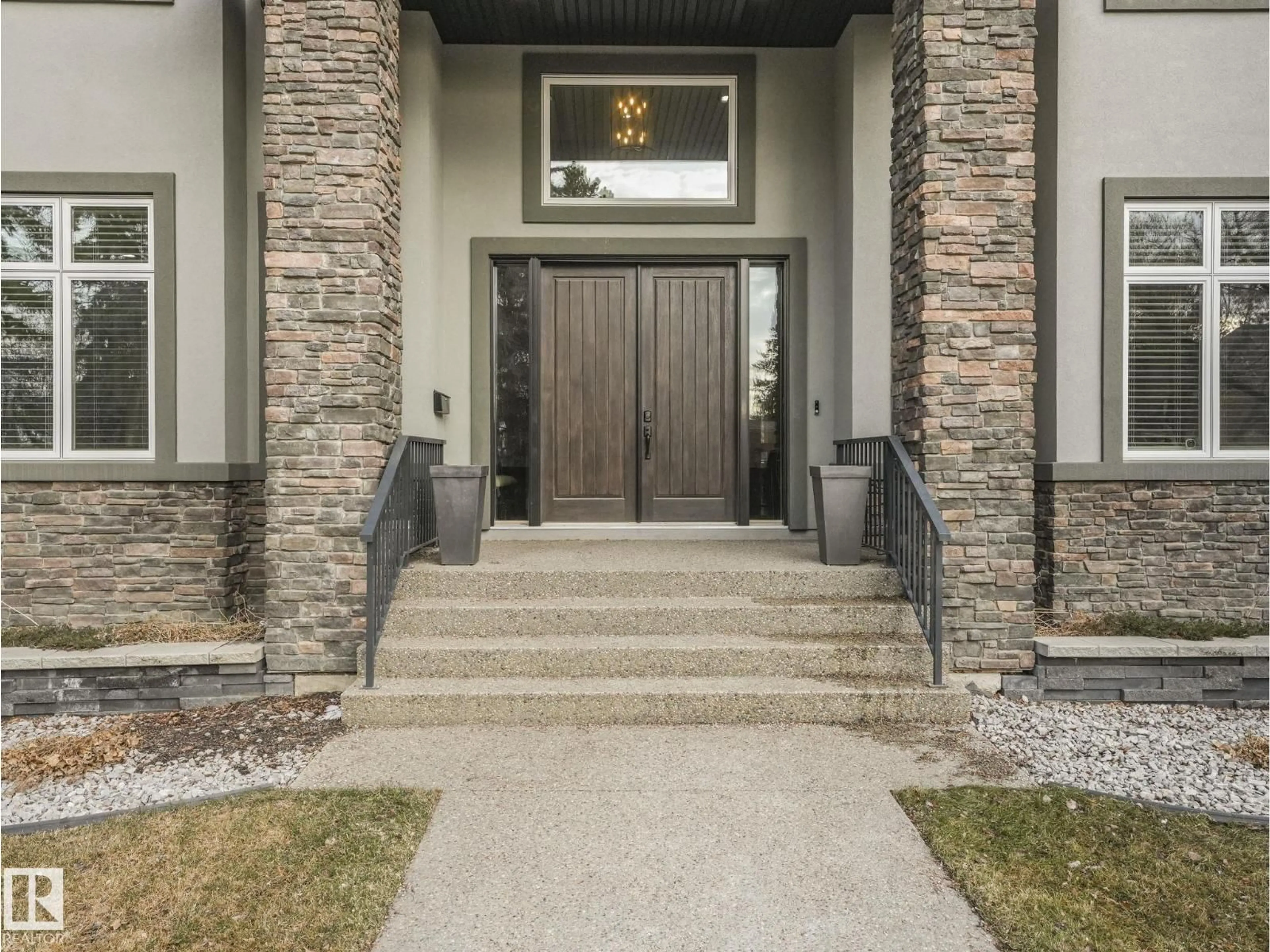 Indoor entryway for 8927 120 ST, Edmonton Alberta T6J1X6