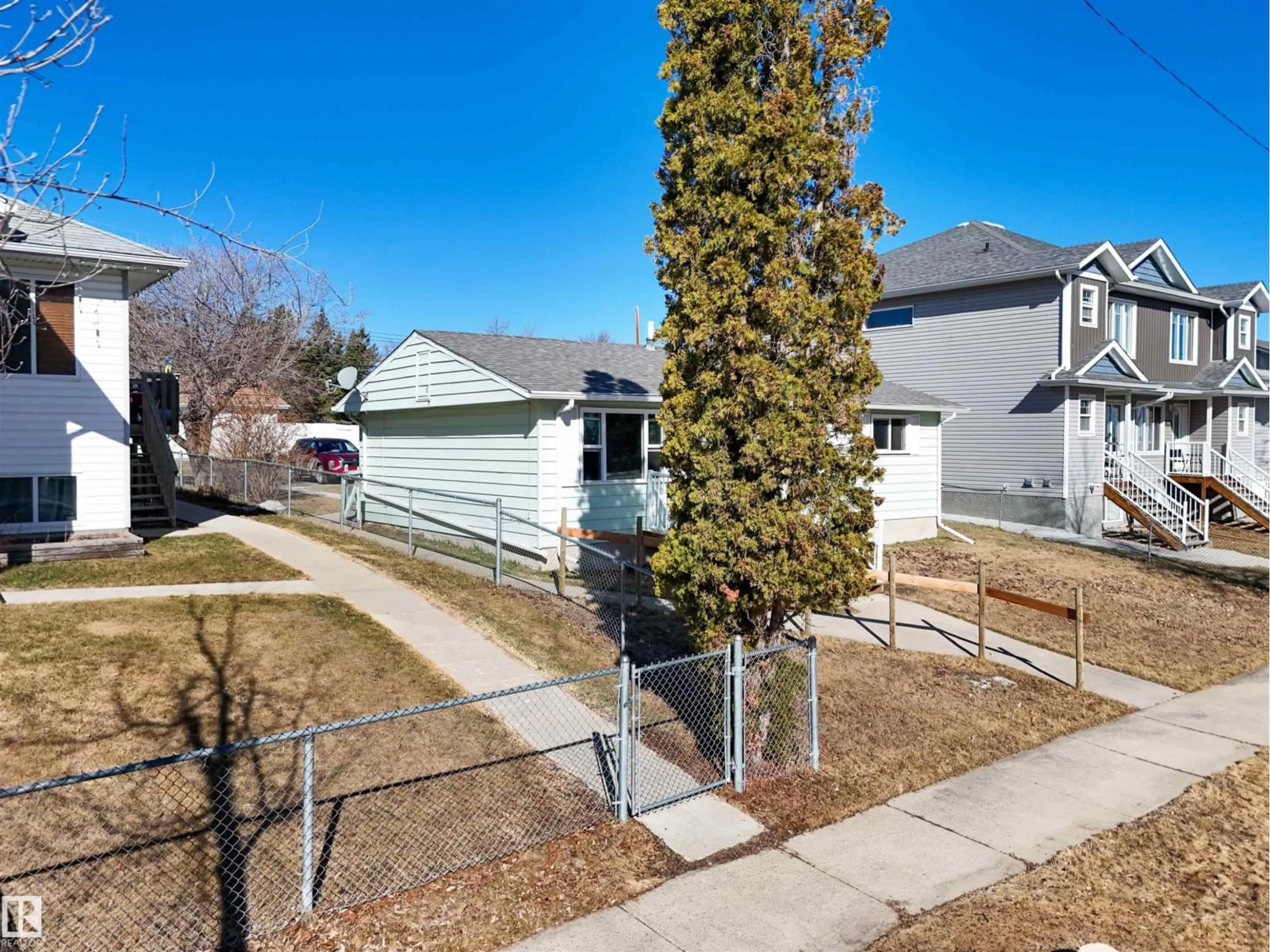 A pic from outside/outdoor area/front of a property/back of a property/a pic from drone, street for 5068 44 ST, Drayton Valley Alberta T7A1B7