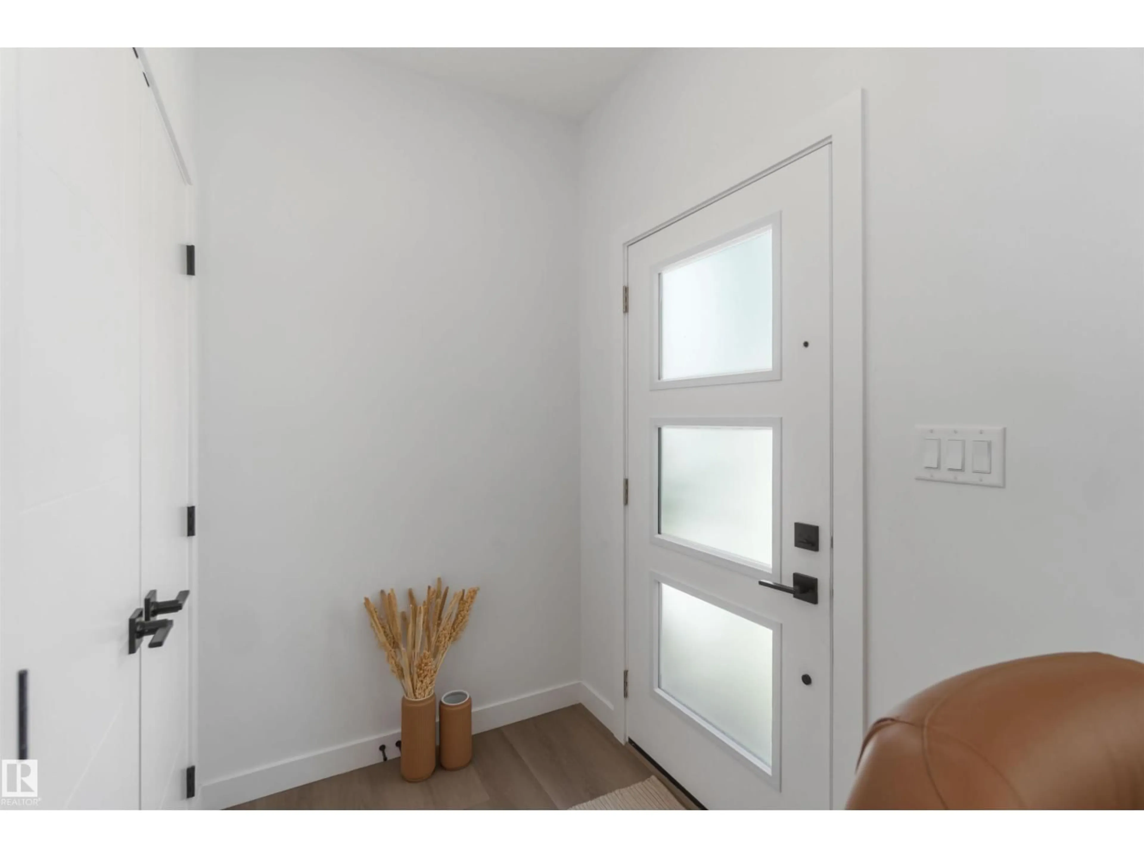 Indoor entryway for 124 28 ST, Edmonton Alberta T6A3L2