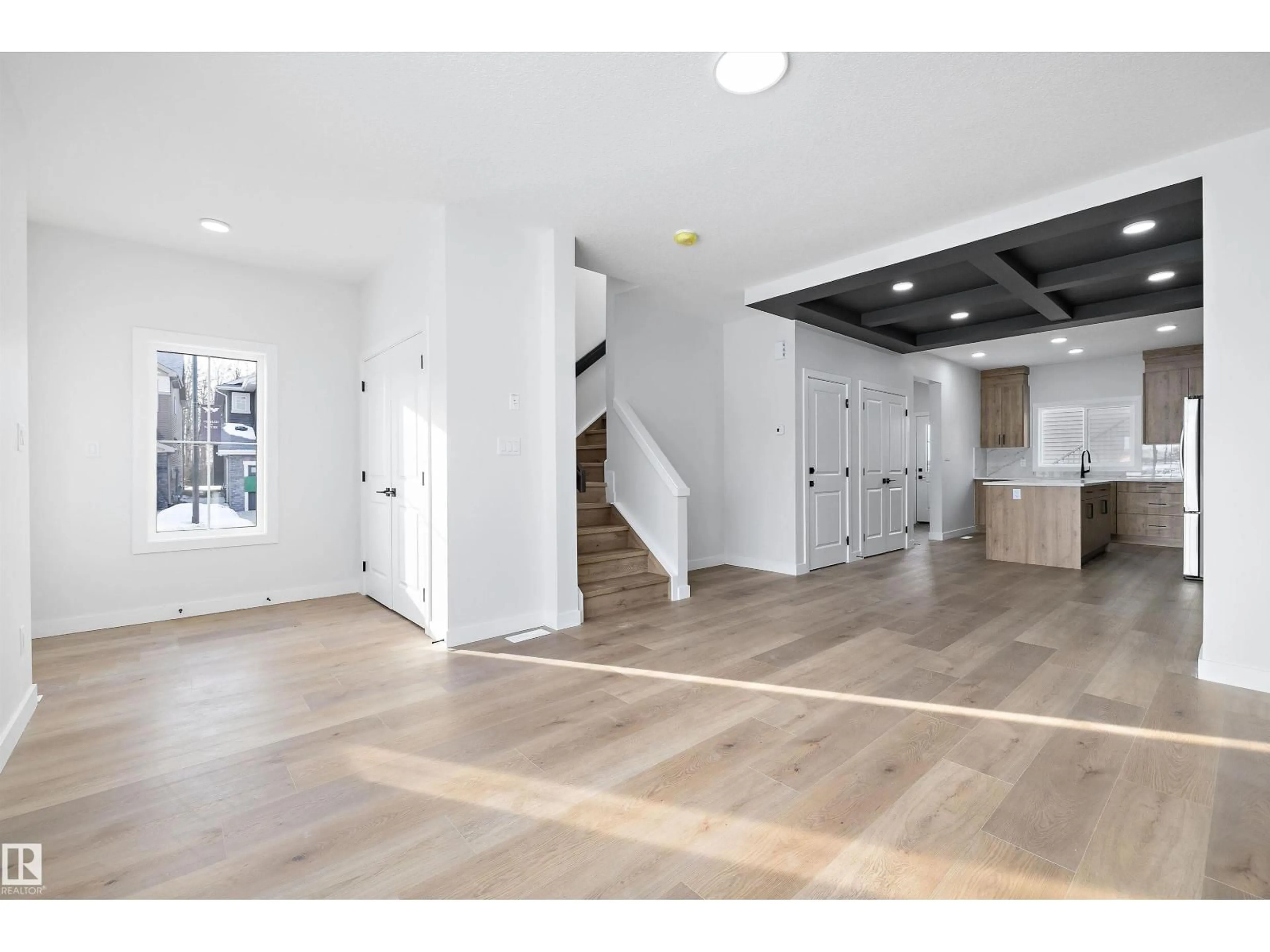 Indoor foyer for 954 ELDERBERRY LD, Edmonton Alberta T6M3K3