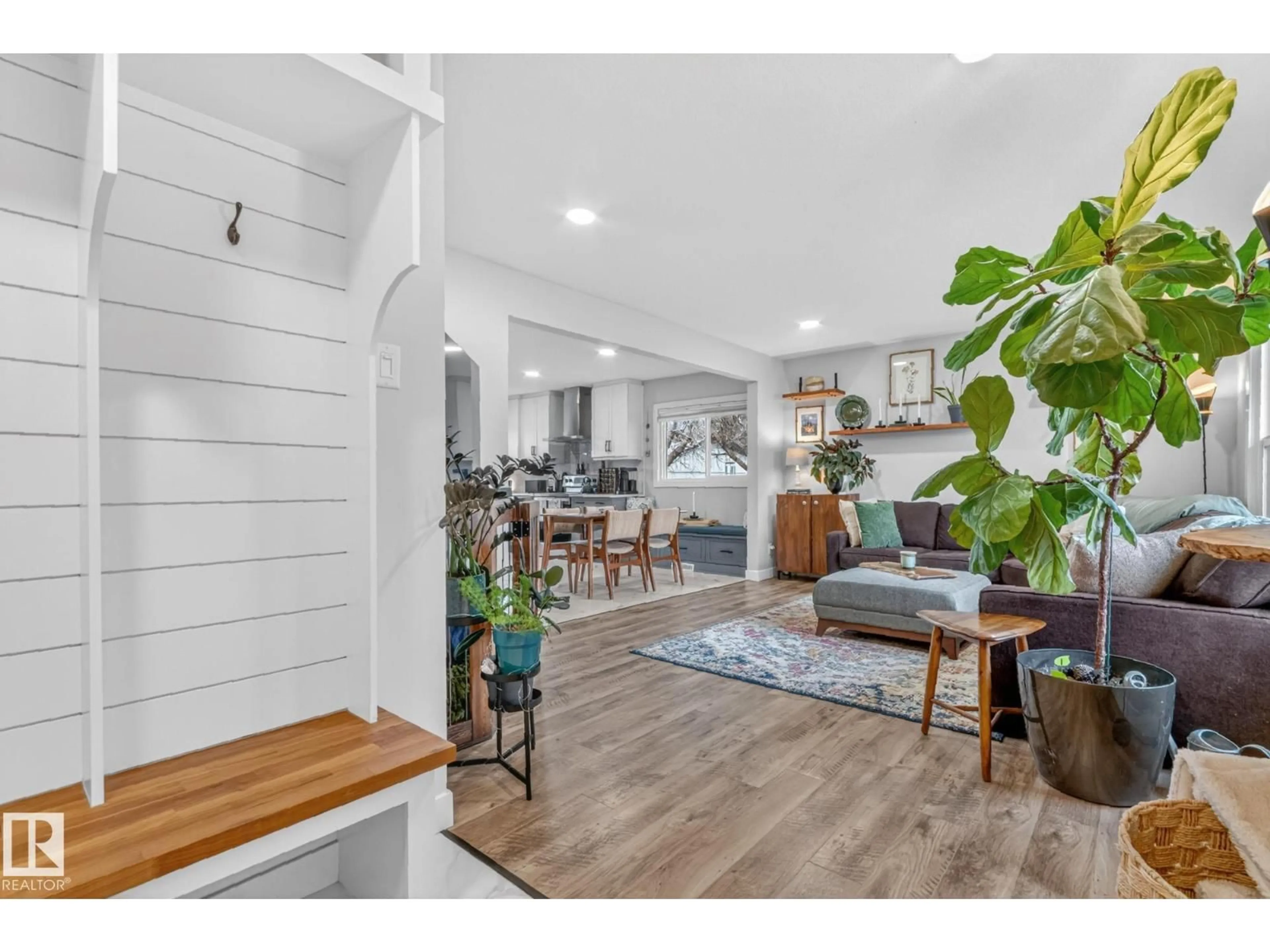 Indoor entryway for 7408 92 AV, Edmonton Alberta T6B0S7