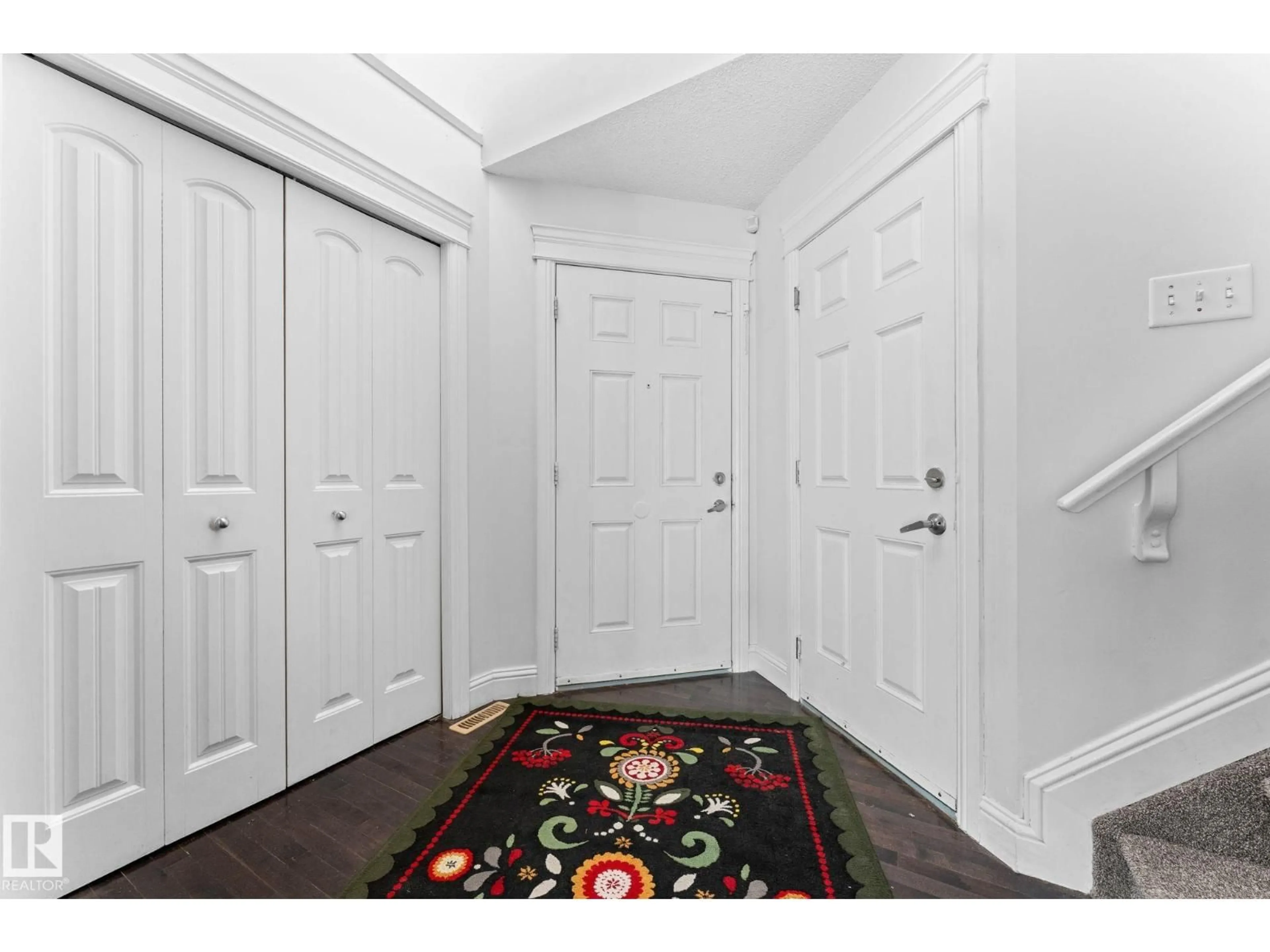 Indoor entryway for 3527 11 ST, Edmonton Alberta T6T0E9