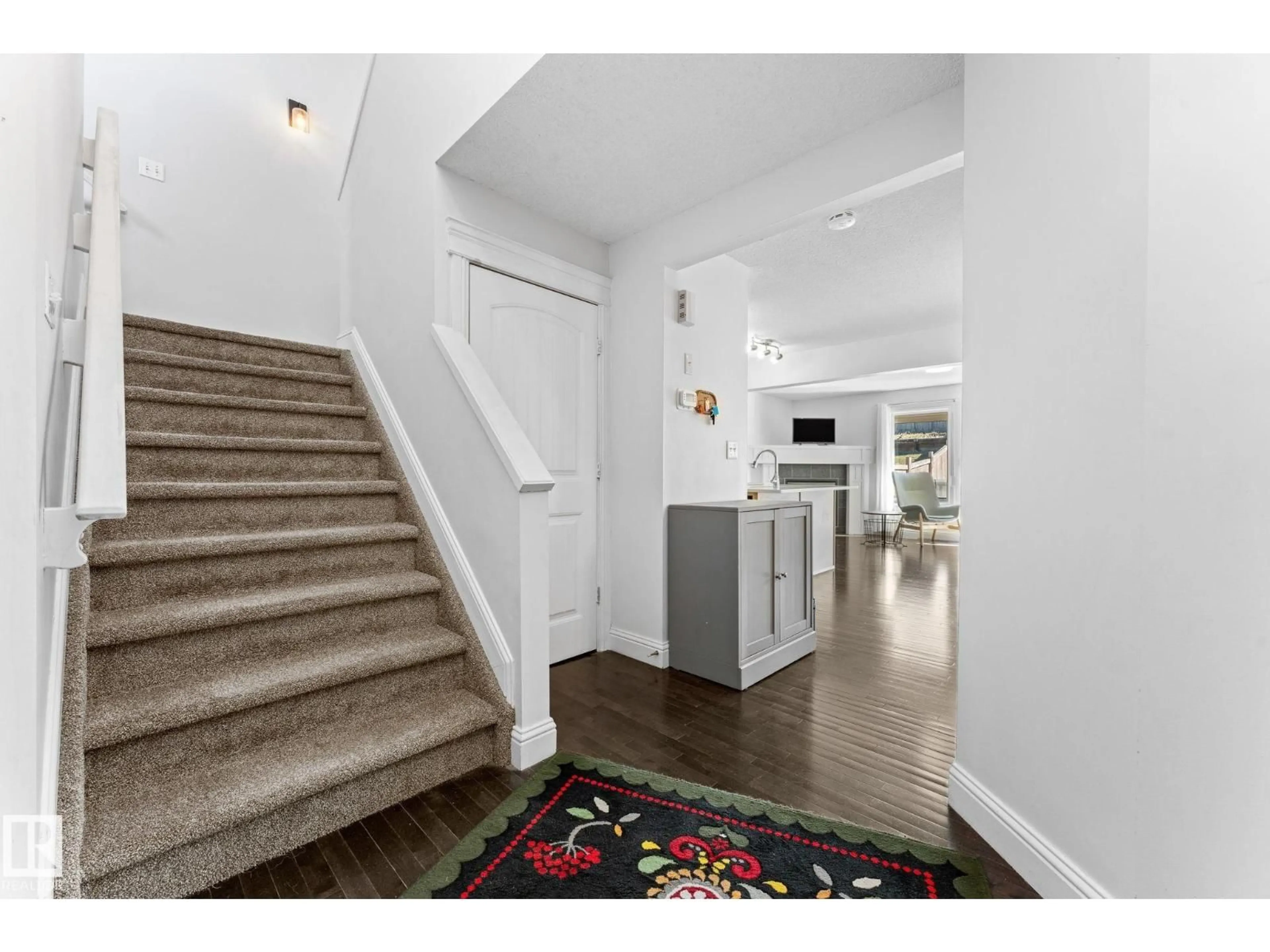 Indoor entryway for 3527 11 ST, Edmonton Alberta T6T0E9