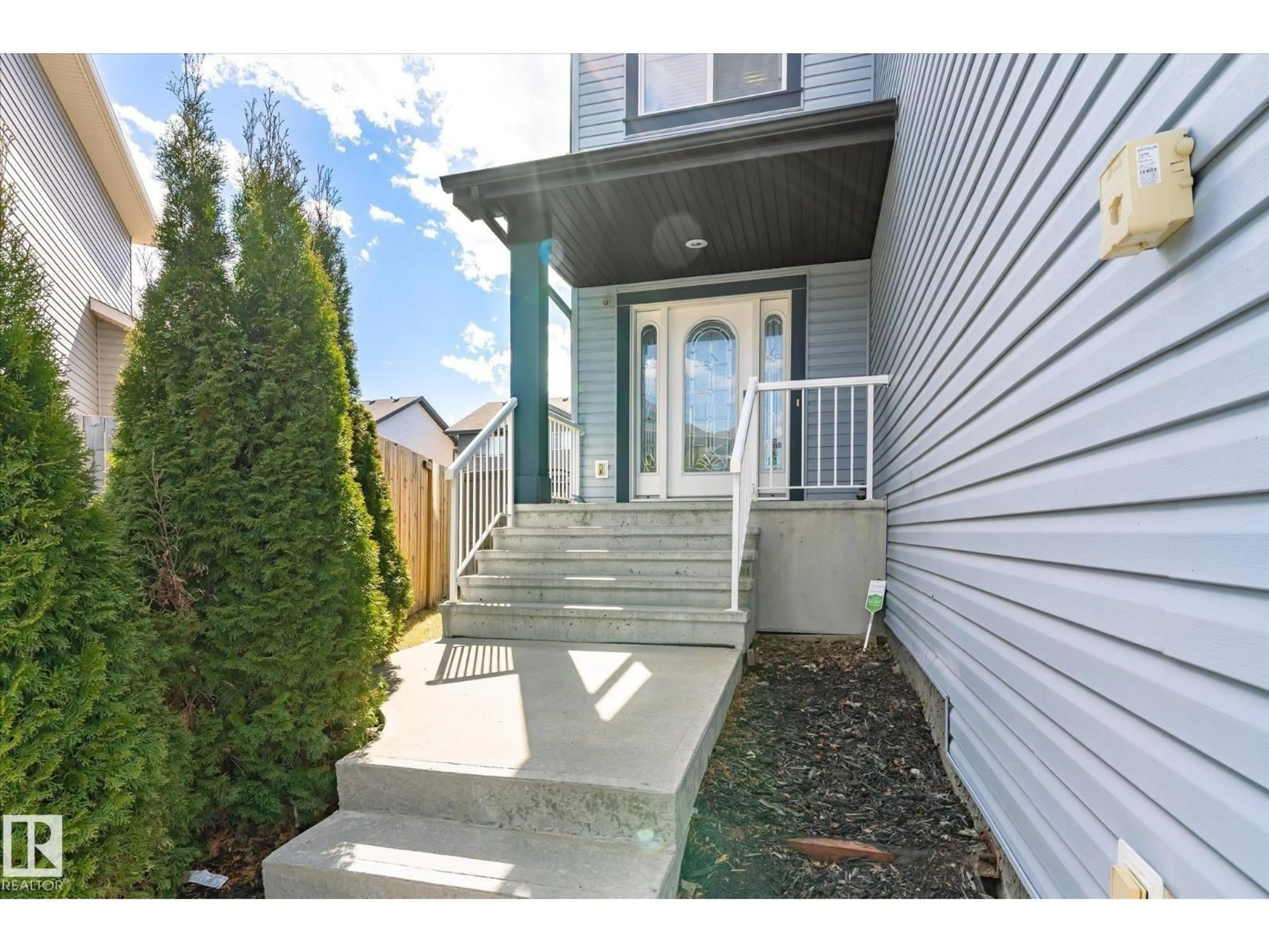 Home with vinyl exterior material, street for 137 WELLINGTON PL, Fort Saskatchewan Alberta T8L0G4