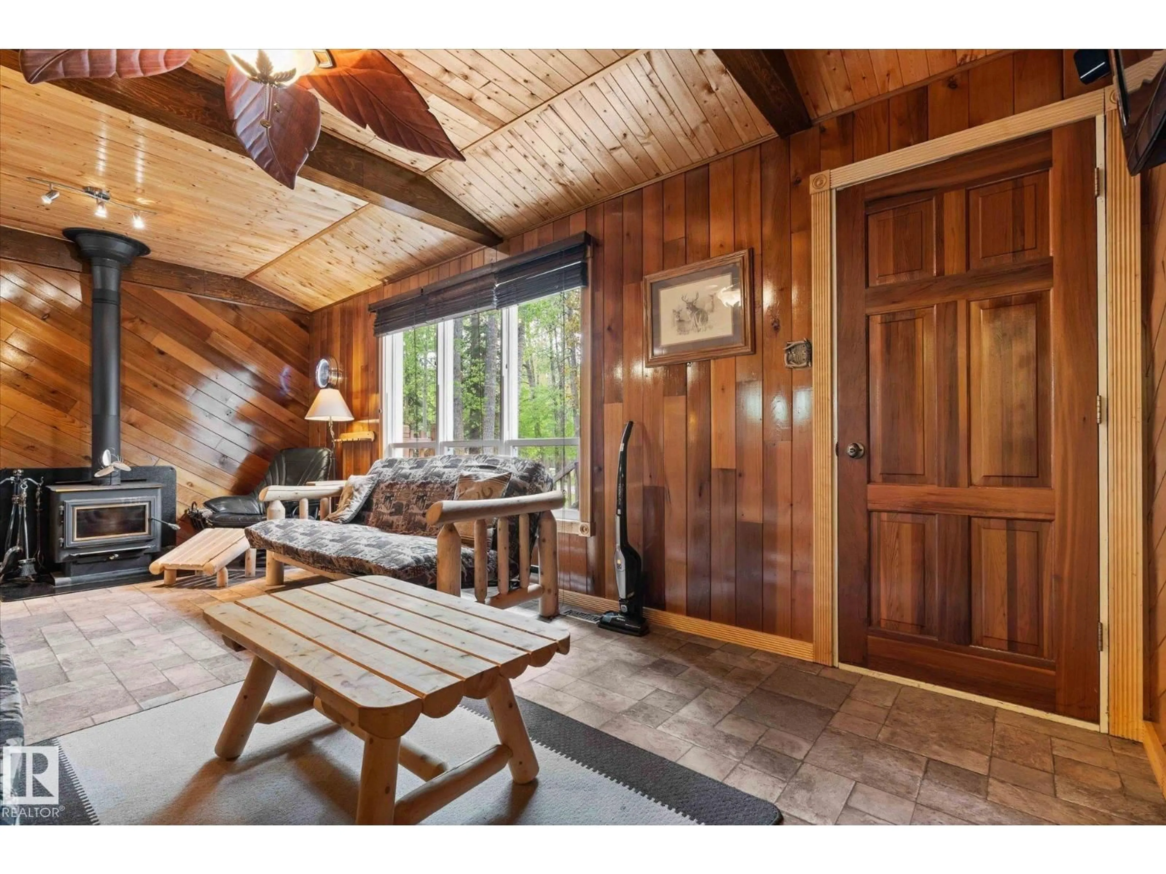 Indoor entryway for 1028-1029 10 ST, Rural Lac Ste. Anne County Alberta T0E0A2