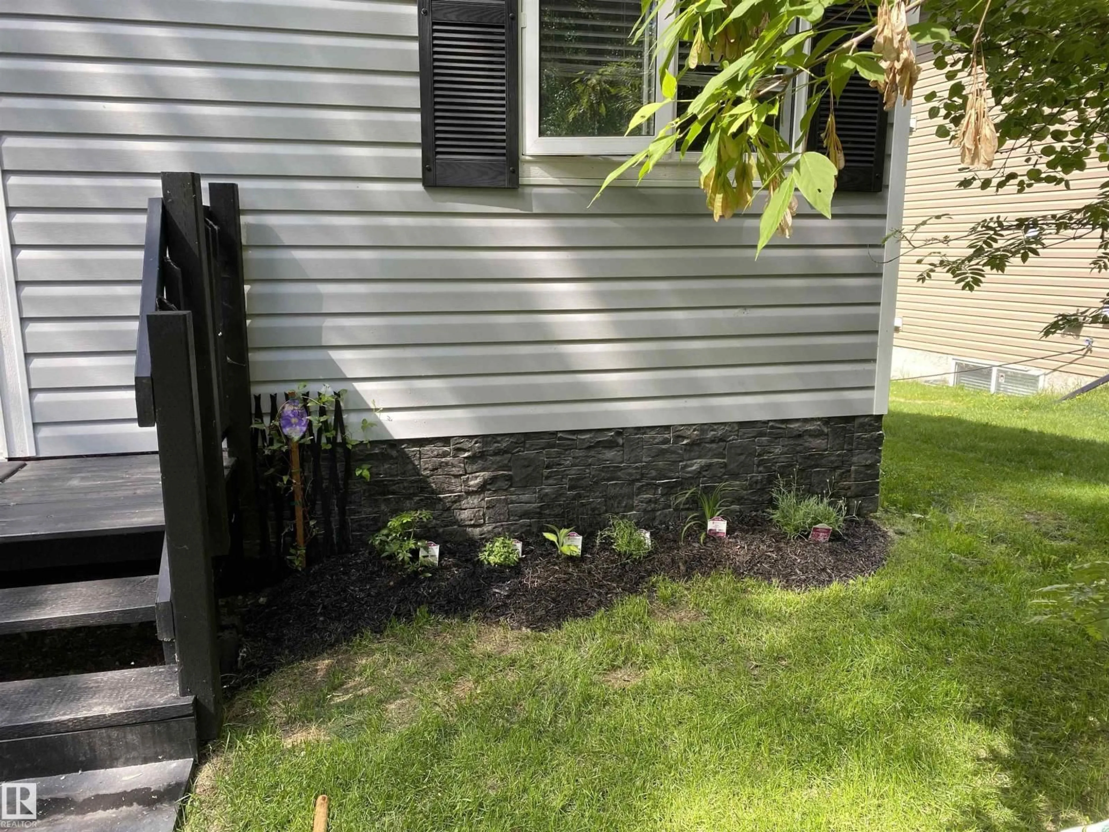 Patio, street for 633 LAKESIDE PT, Rural Parkland County Alberta T7Z2T5