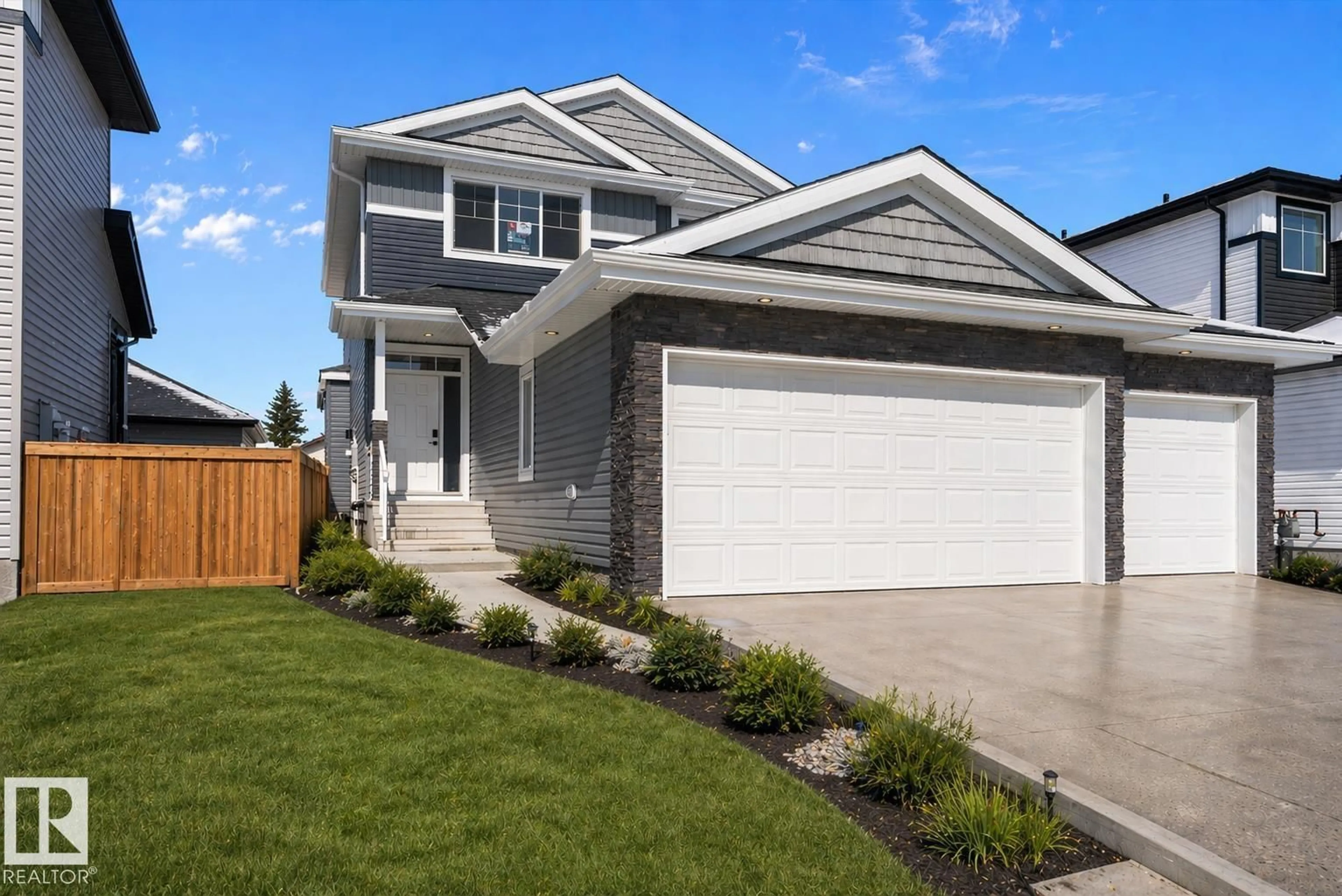 Home with vinyl exterior material, street for 76 MAPLE CR, Gibbons Alberta T0A1N0