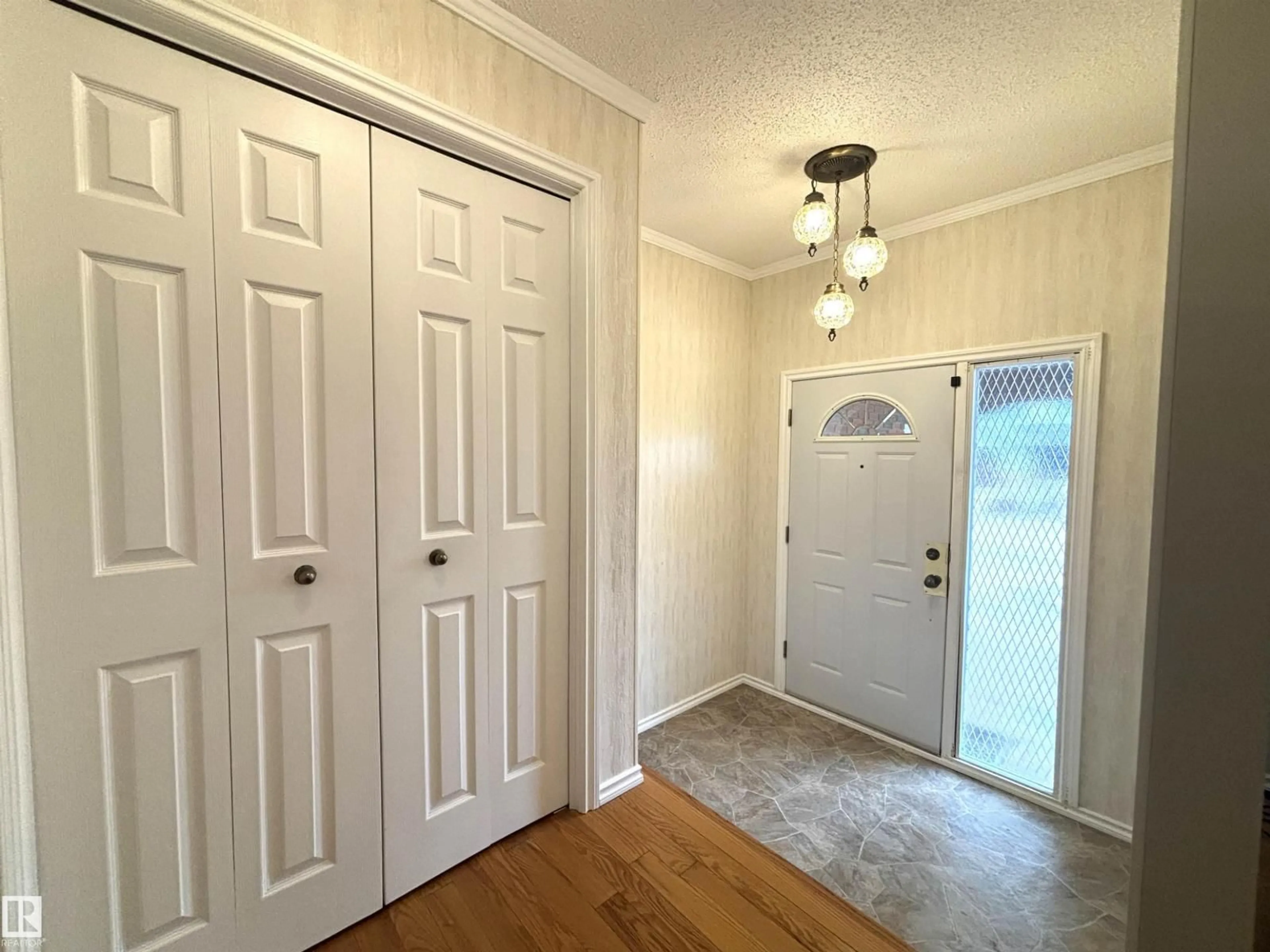 Indoor entryway for 11139 30 AV, Edmonton Alberta T6J3Y7