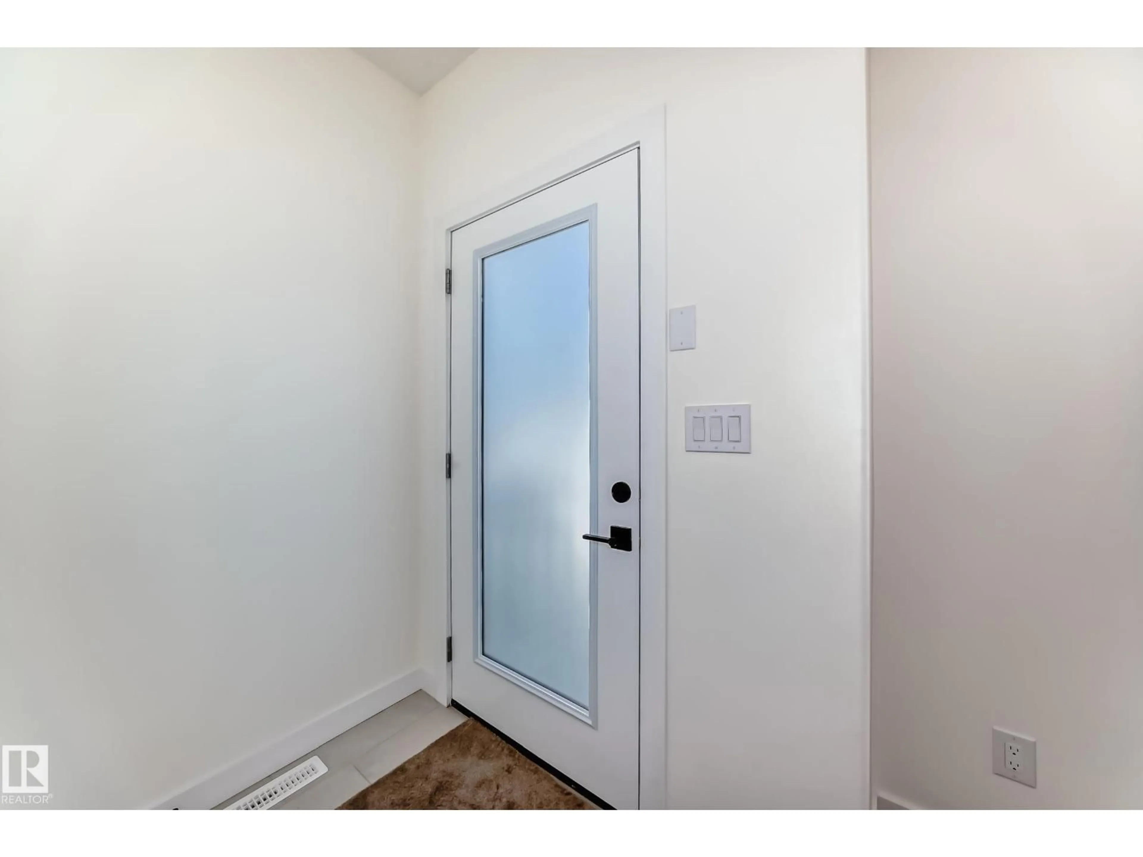 Indoor entryway for 10721 70 AV, Edmonton Alberta T6H2G4