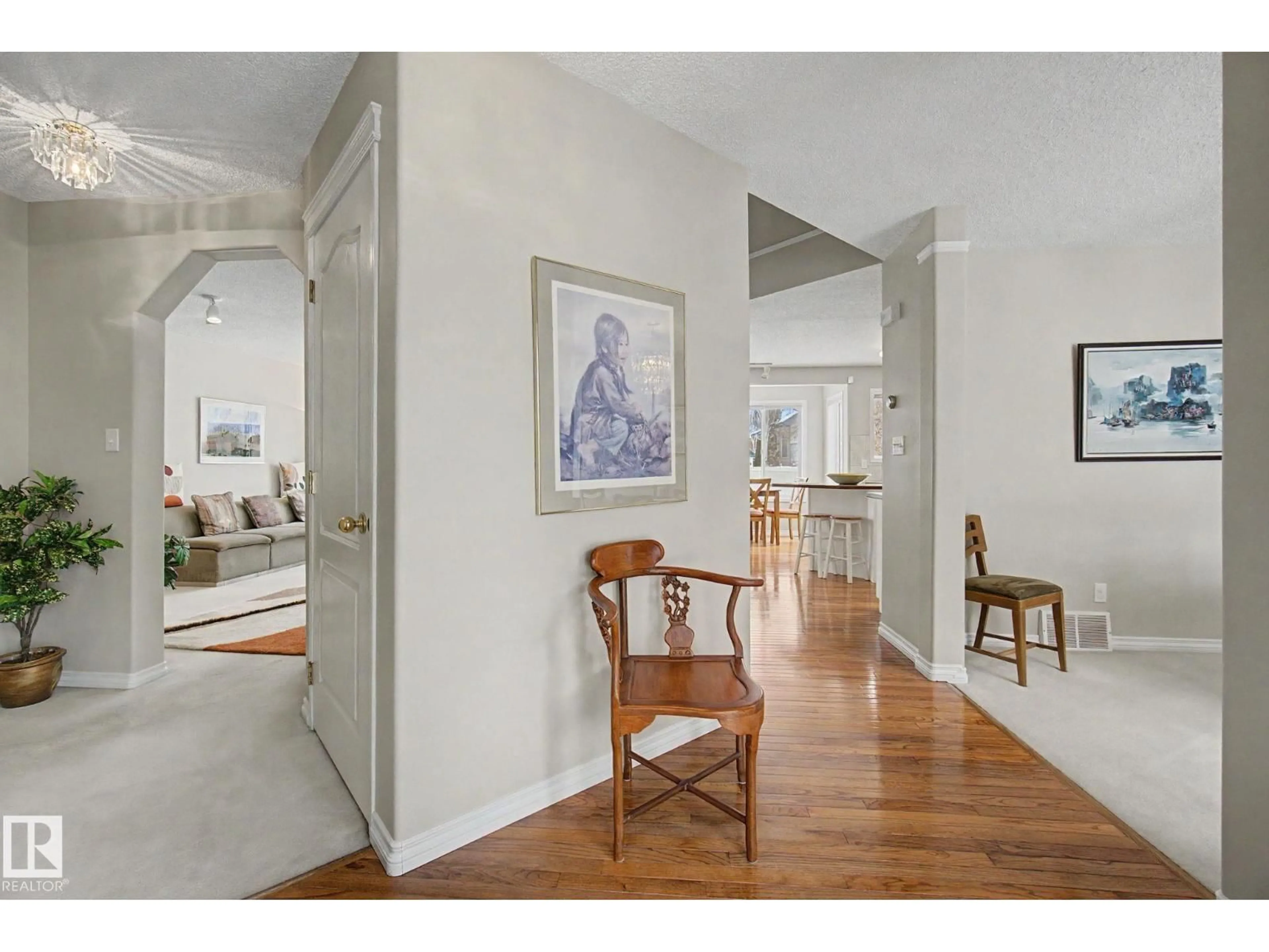 Indoor entryway for 11732 10 AV NW, Edmonton Alberta T6J7A6