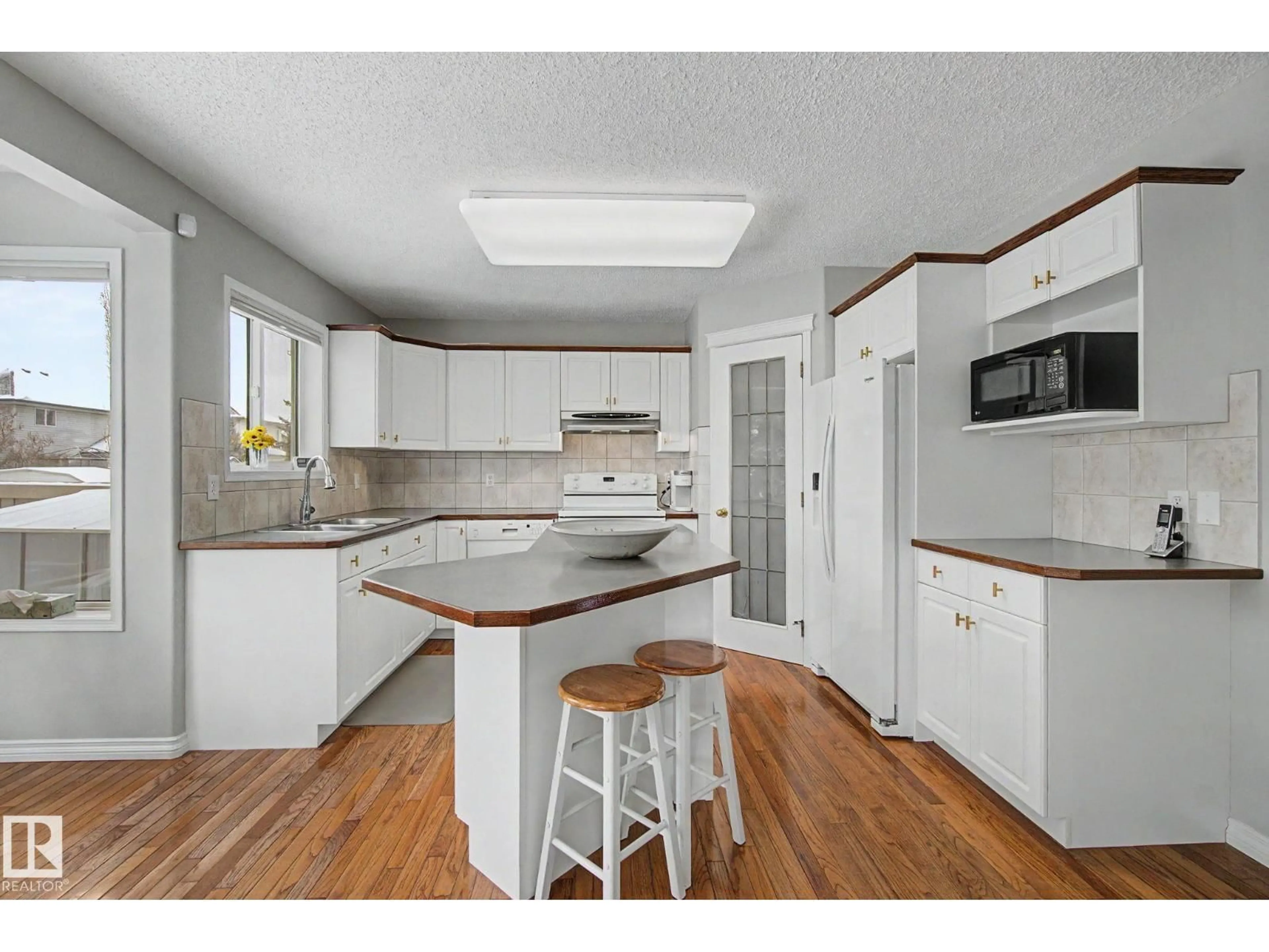 Standard kitchen, unknown for 11732 10 AV NW, Edmonton Alberta T6J7A6