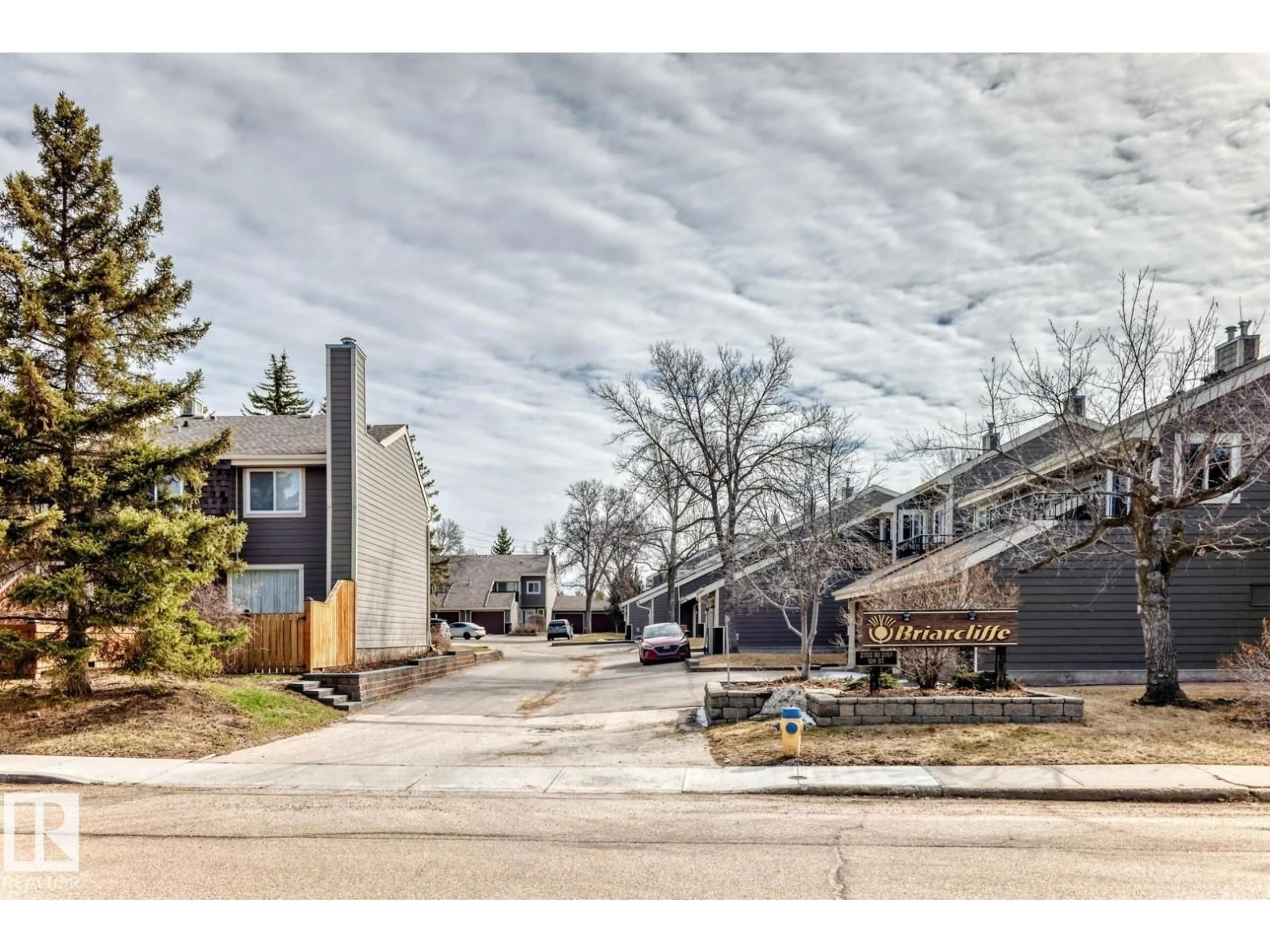 A pic from outside/outdoor area/front of a property/back of a property/a pic from drone, street for NW - 2709 124 ST, Edmonton Alberta T6J4T2