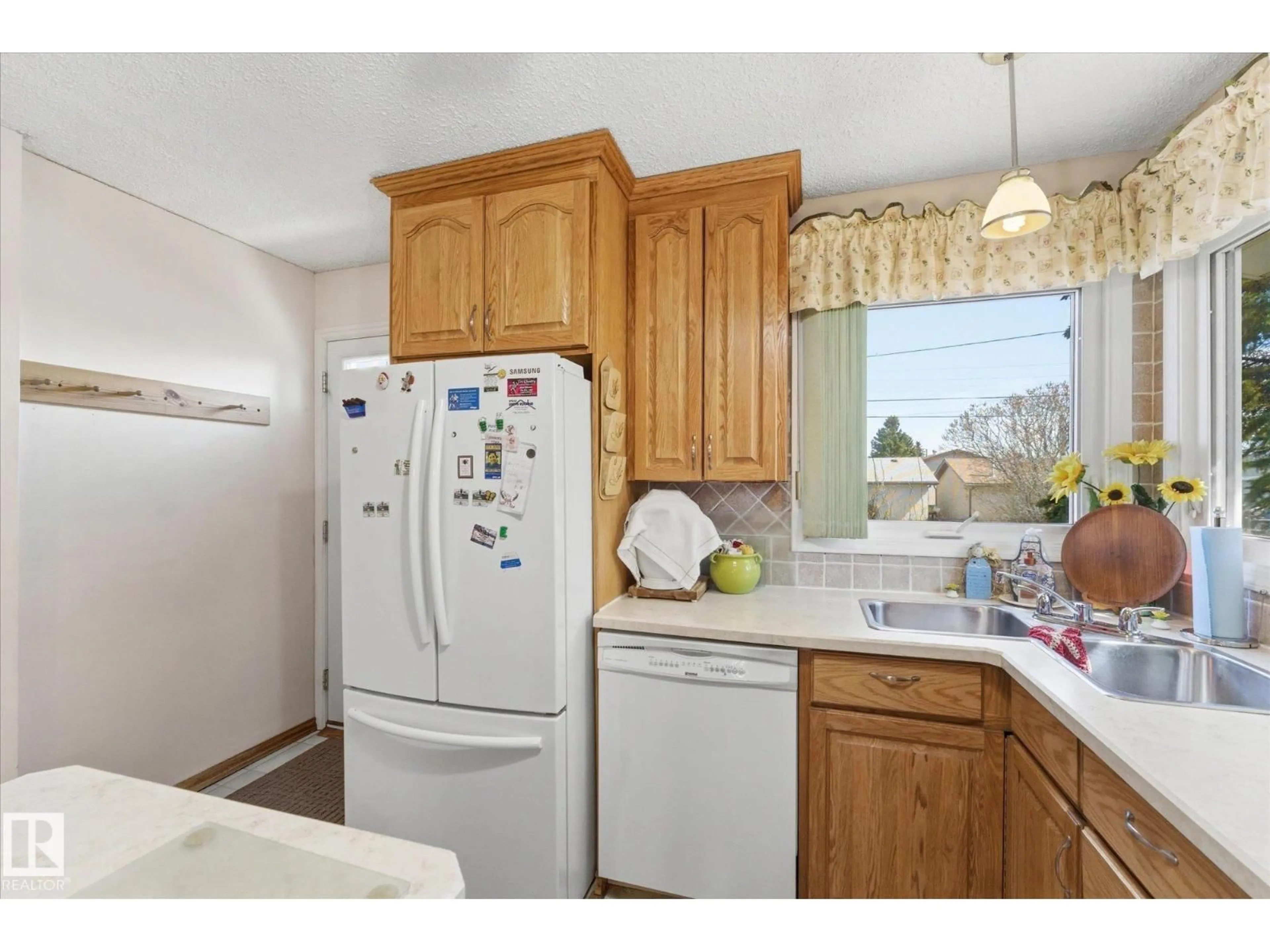 Standard kitchen, unknown for 5415 48 ST, Stony Plain Alberta T7Z1E3