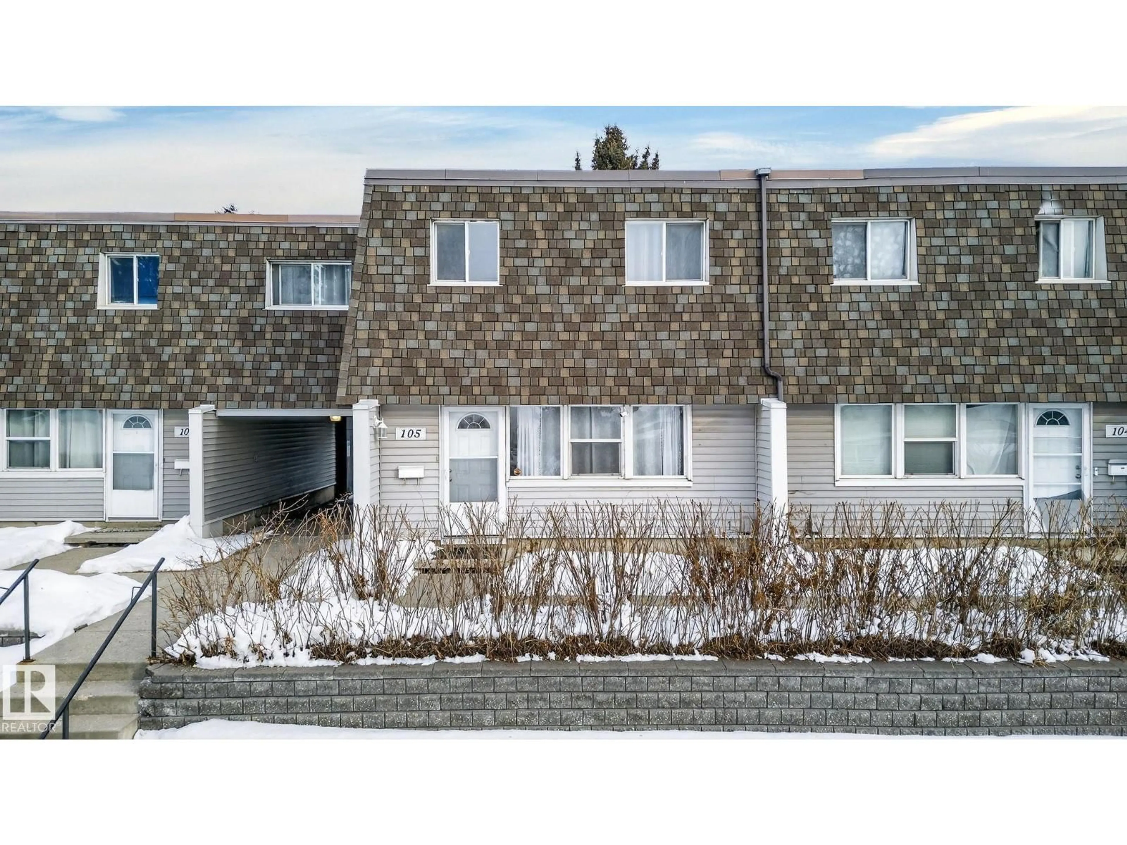 A pic from outside/outdoor area/front of a property/back of a property/a pic from drone, street for 105 VILLAGE ON THE GREEN GR, Edmonton Alberta T5A1H2