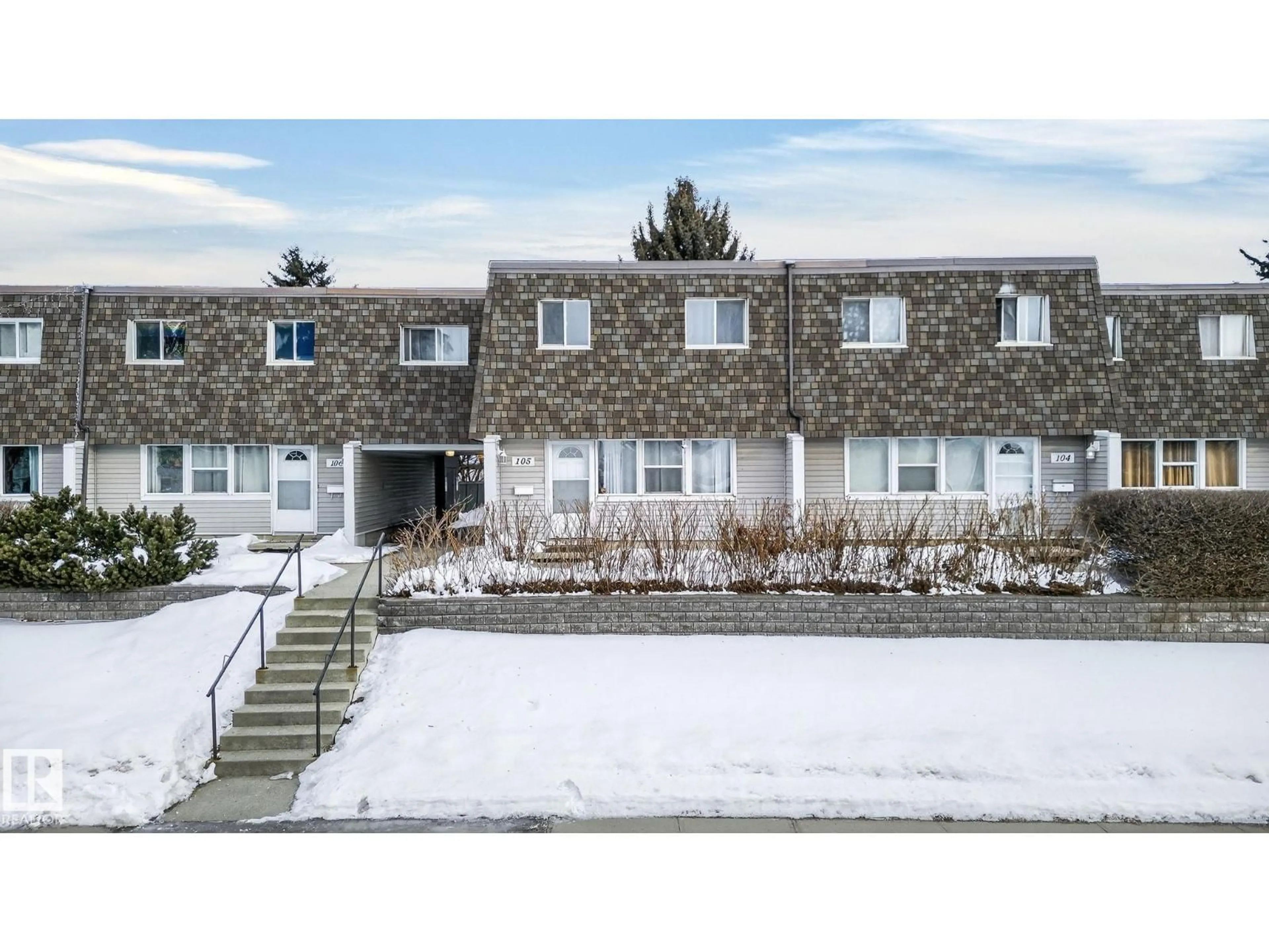 A pic from outside/outdoor area/front of a property/back of a property/a pic from drone, building for 105 VILLAGE ON THE GREEN GR, Edmonton Alberta T5A1H2