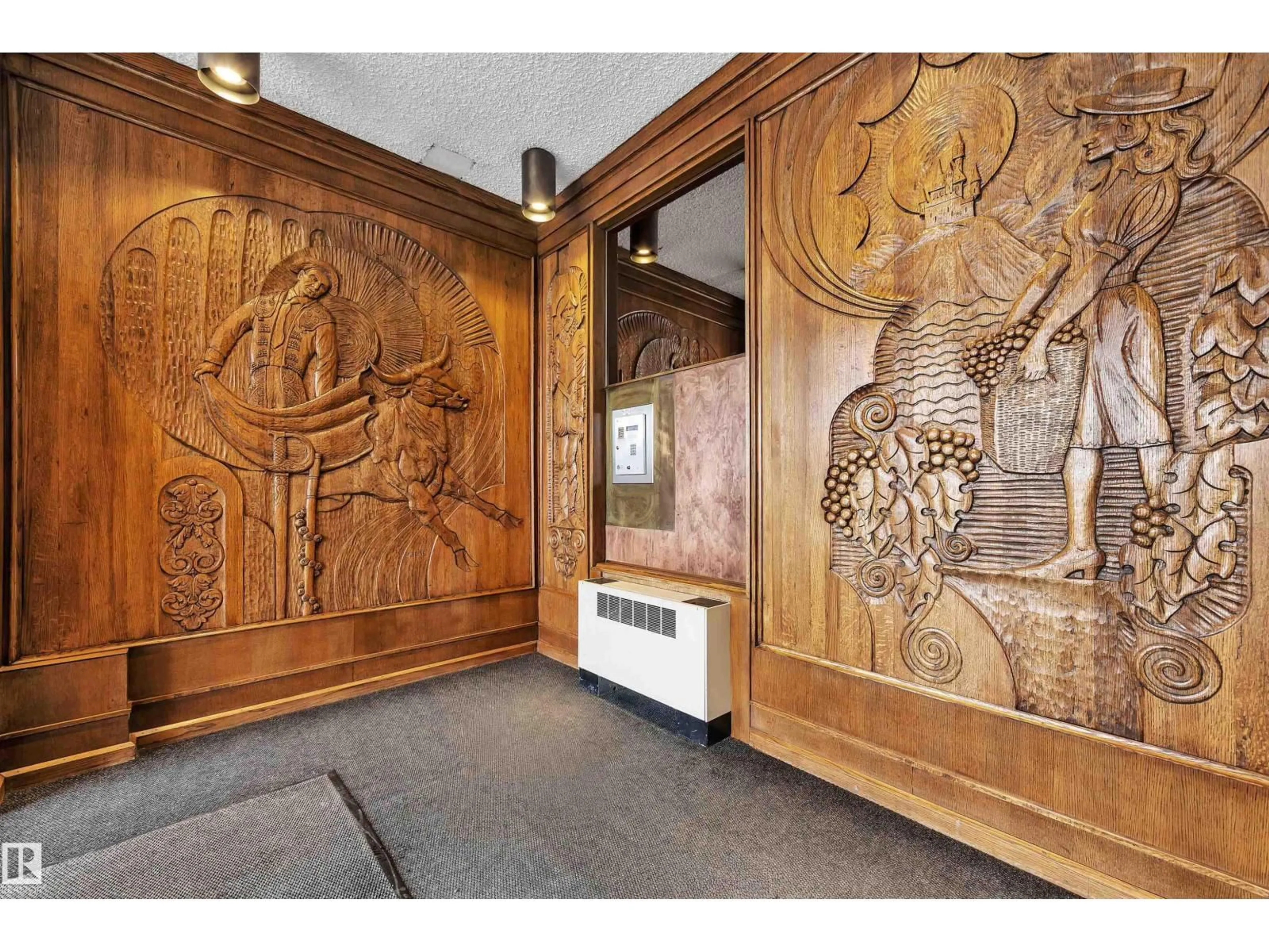 Indoor foyer for 1412 STONY PLAIN RD, Edmonton Alberta T5N3R2