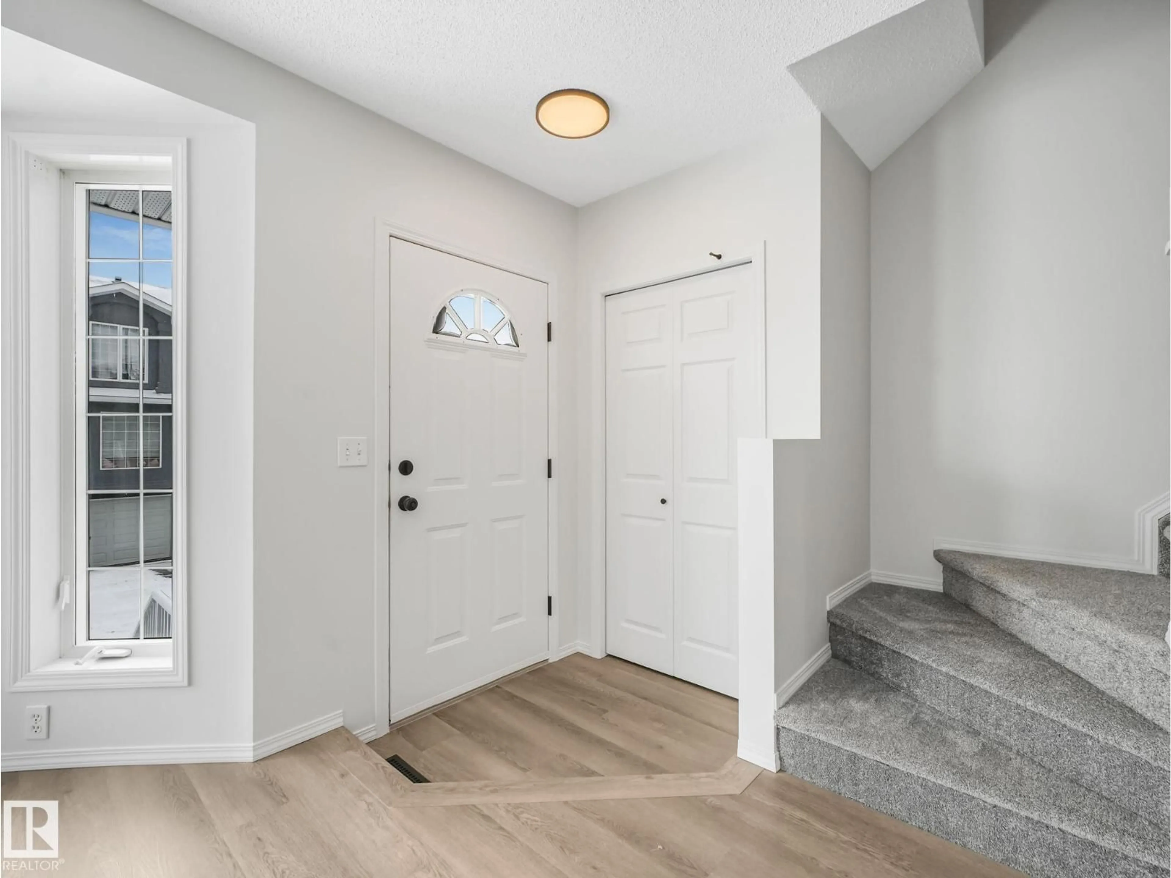 Indoor entryway for #14 - 15128 22 ST, Edmonton Alberta T5Y2W5