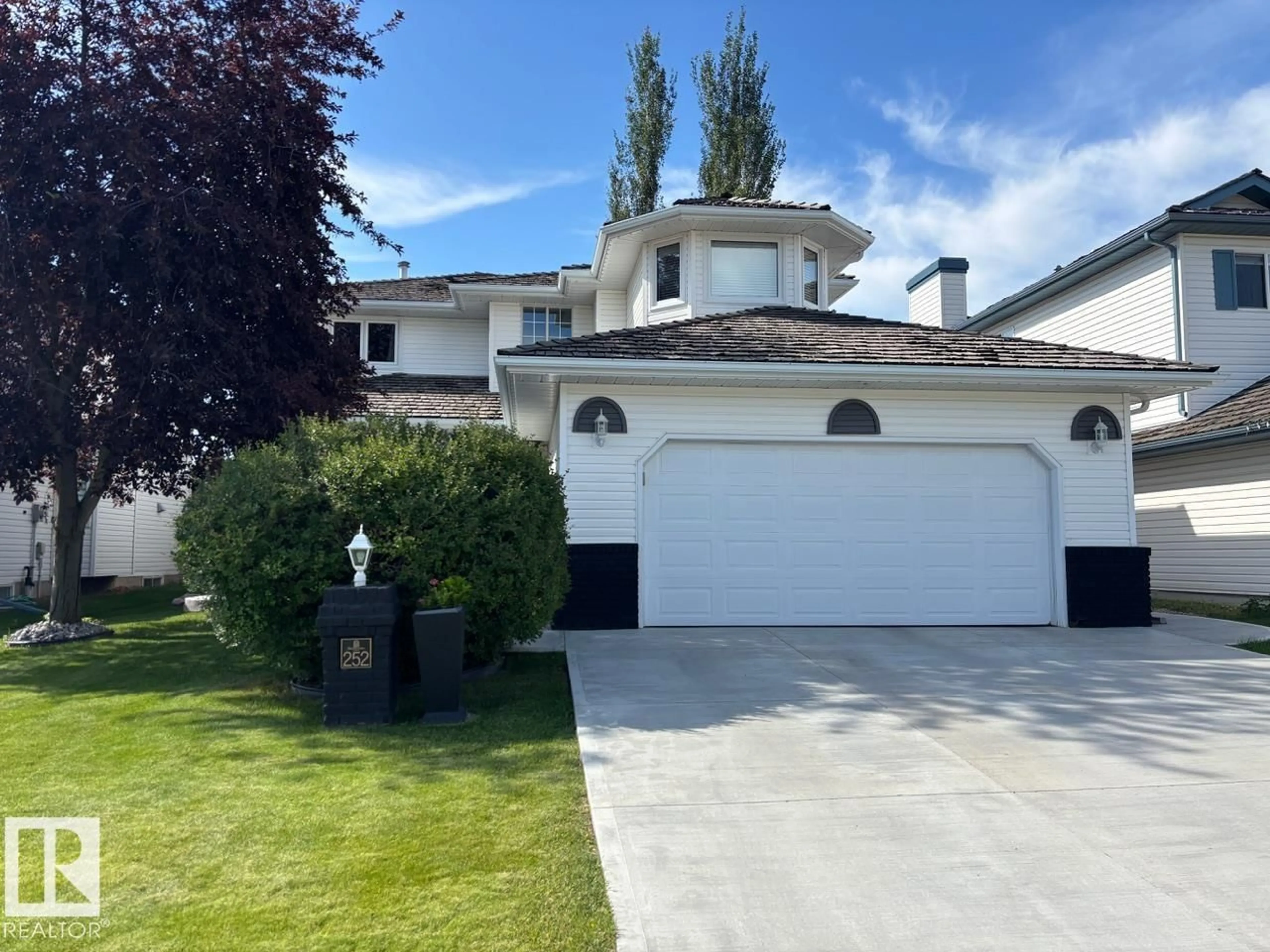A pic from outside/outdoor area/front of a property/back of a property/a pic from drone, street for 252 NORWICH BA, Sherwood Park Alberta T8A5S2