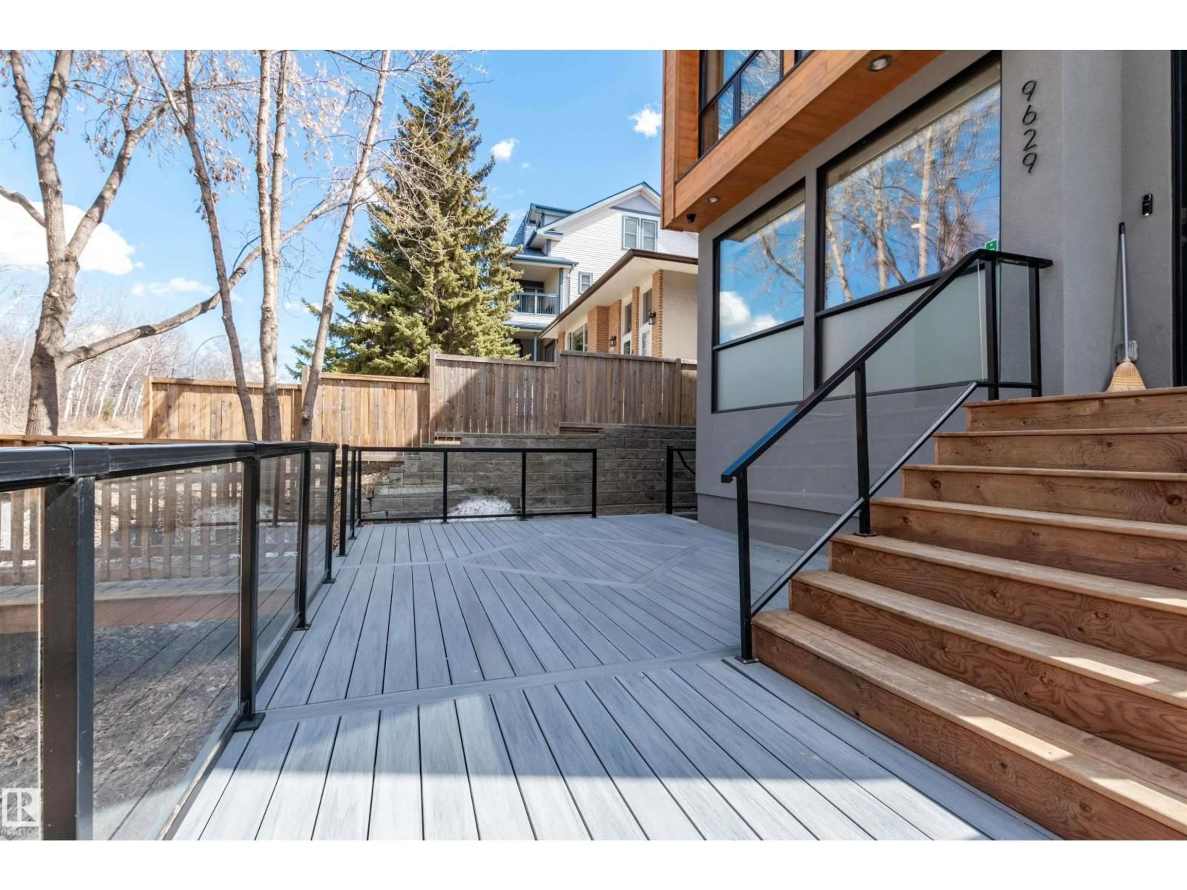 Patio, mountain view for 9629 84 AV, Edmonton Alberta T6C1E7