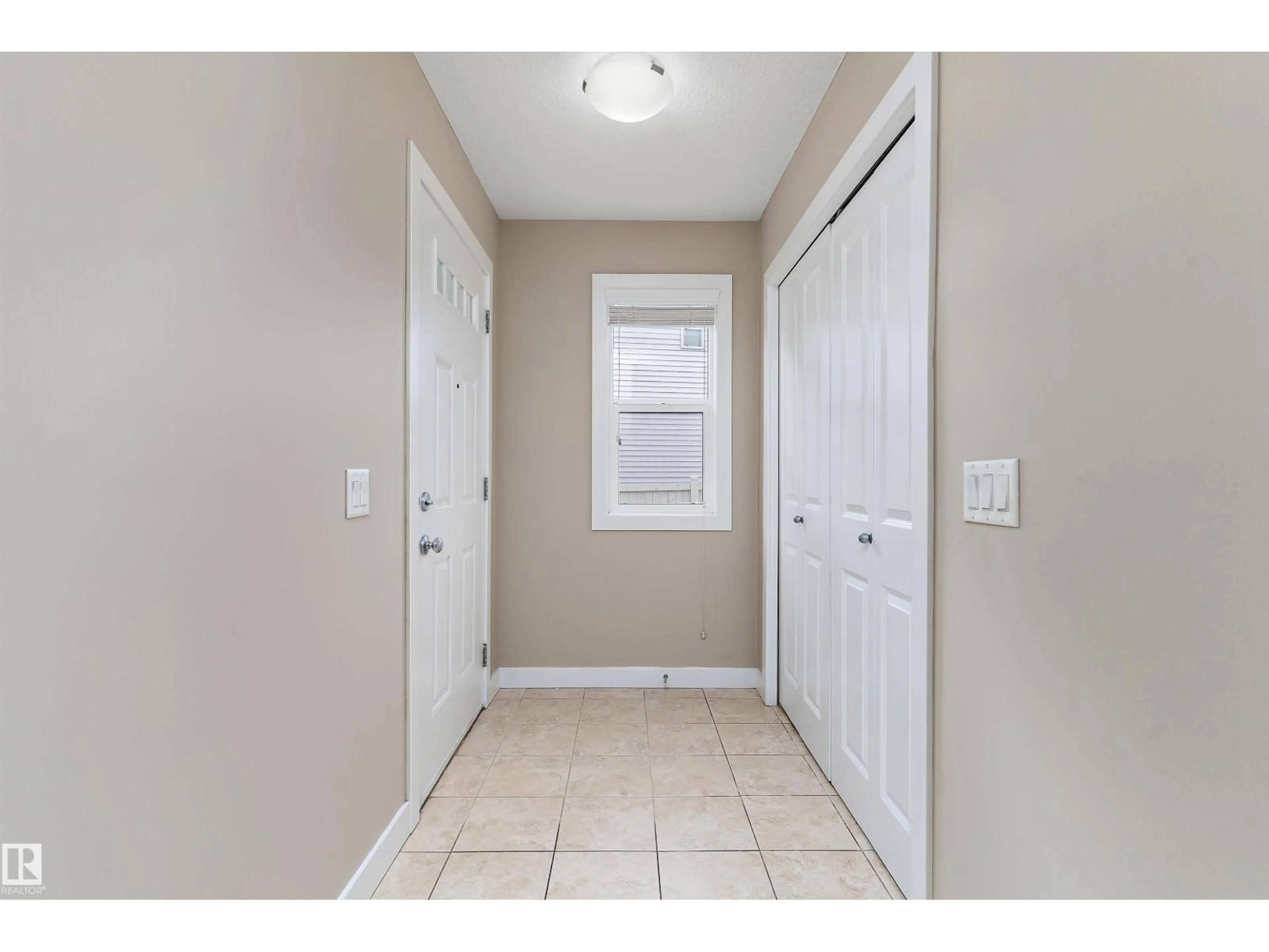 Indoor entryway for 3314 9 ST, Edmonton Alberta T6T1A4